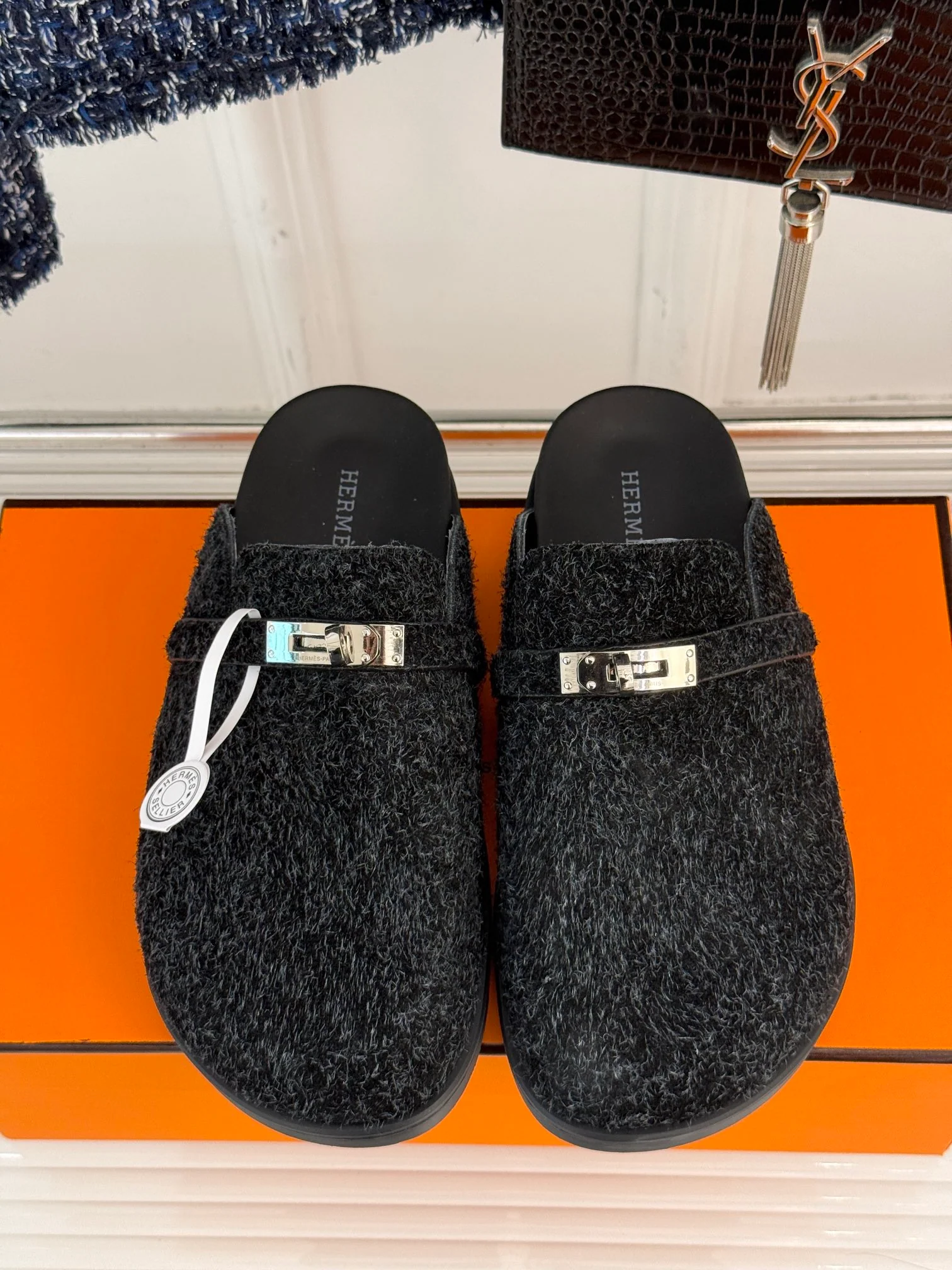 Классические тапочки Hermes Kelly Buckbeak 2024 года — темно-серые.