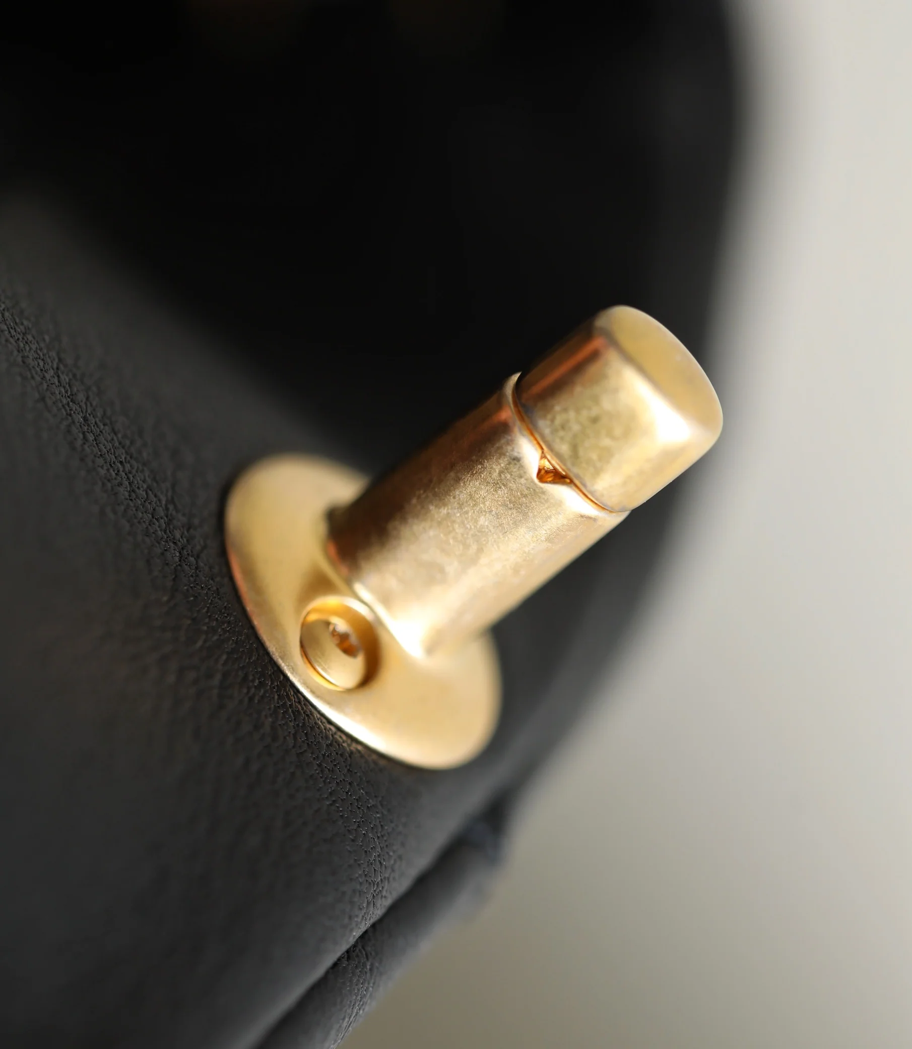 Пре-осенняя коллекция Chanel 2023 — рюкзак Métiers d'Art Letter