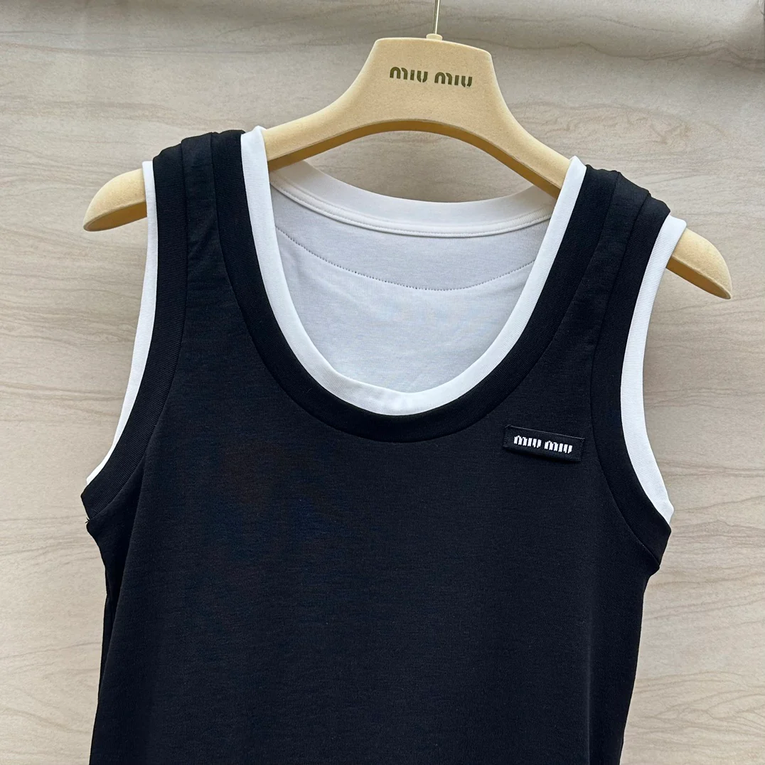 Новинка сезона весна/лето 2024 от Miu Miu: многослойный, культовый универсальный жилет — черный.