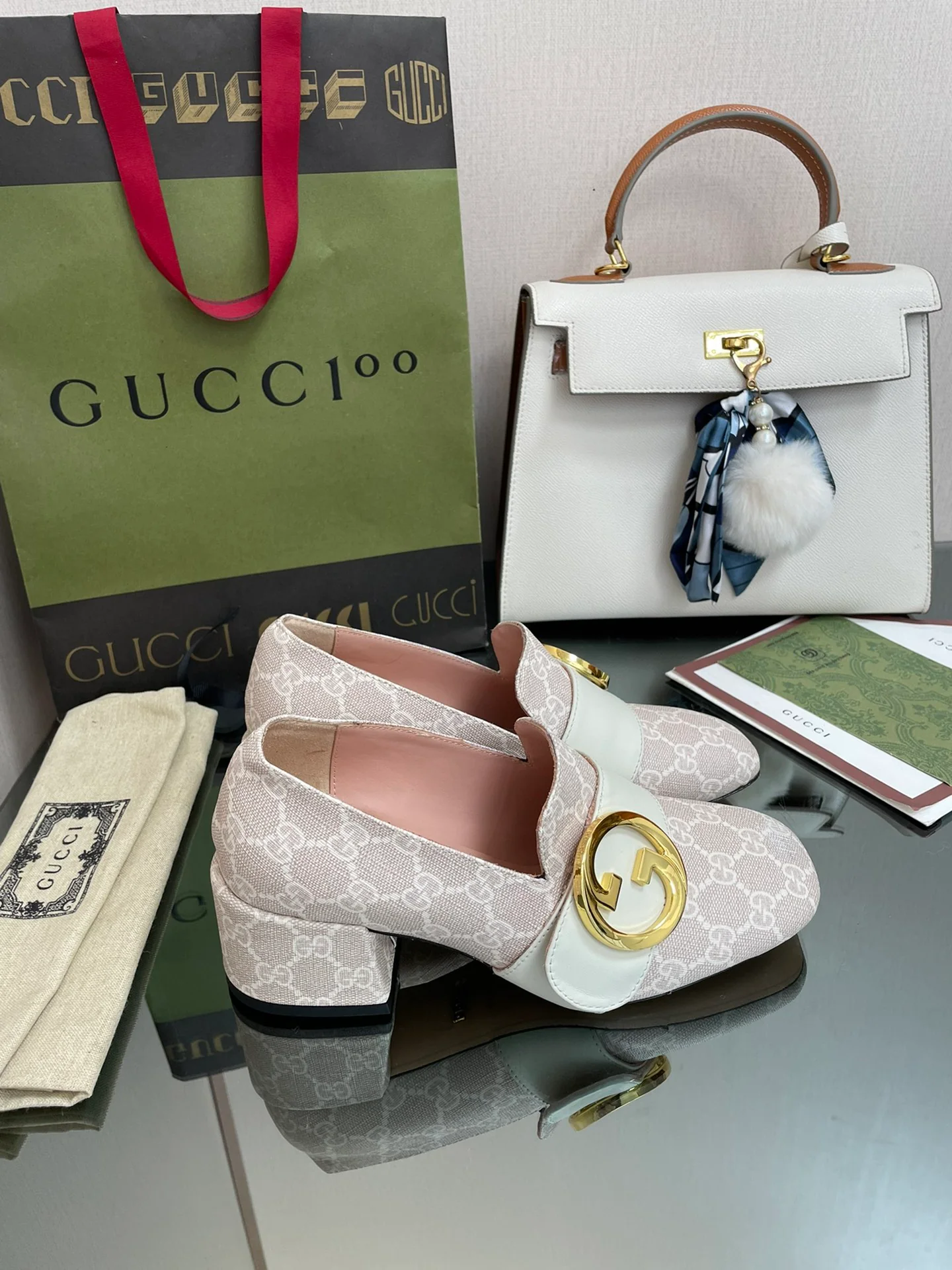Туфли Gucci на низком каблуке с закрытым носком и монограммой — белые.