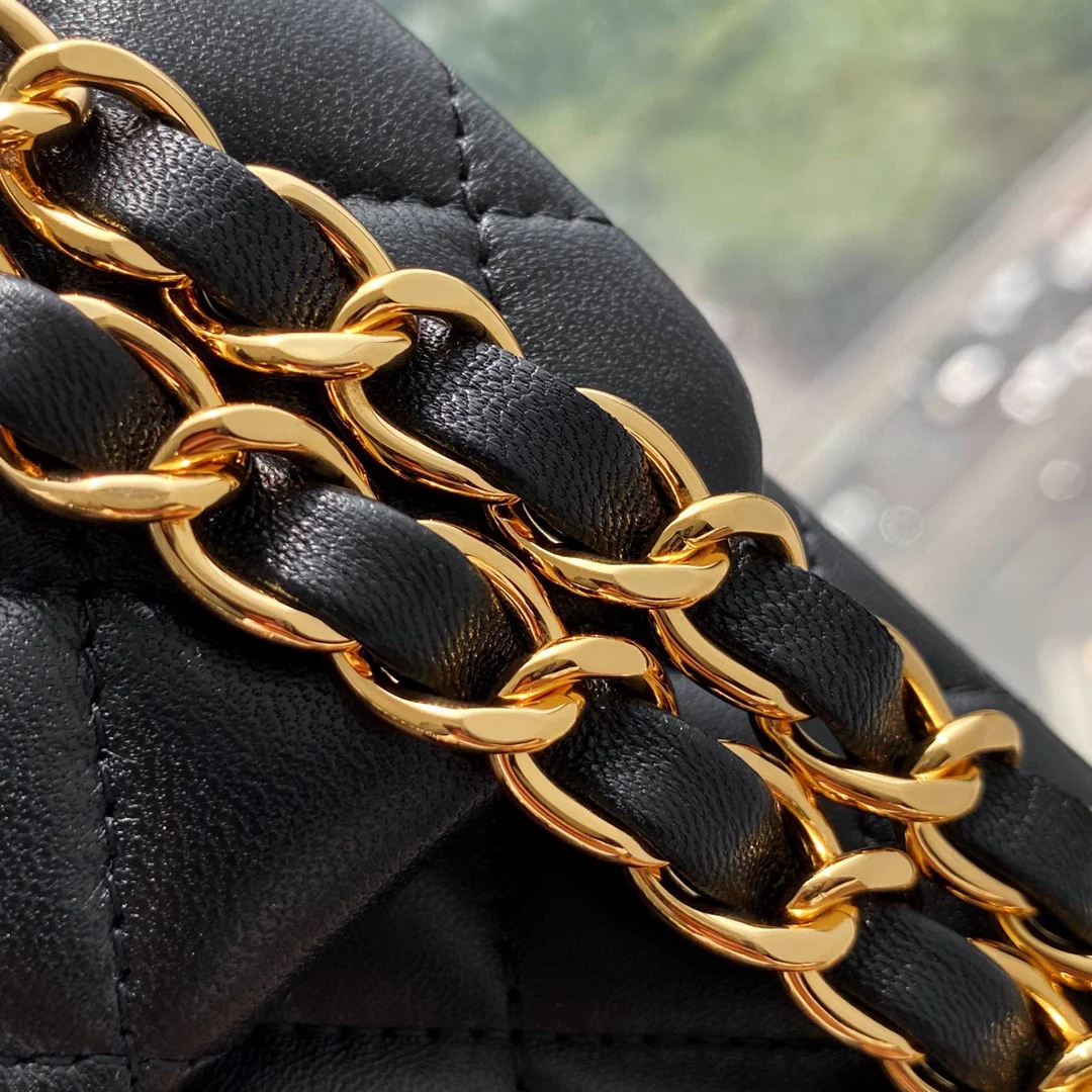 Сумка Chanel CF Medium - 23 см - из черной овечьей кожи с золотой пряжкой - CF23