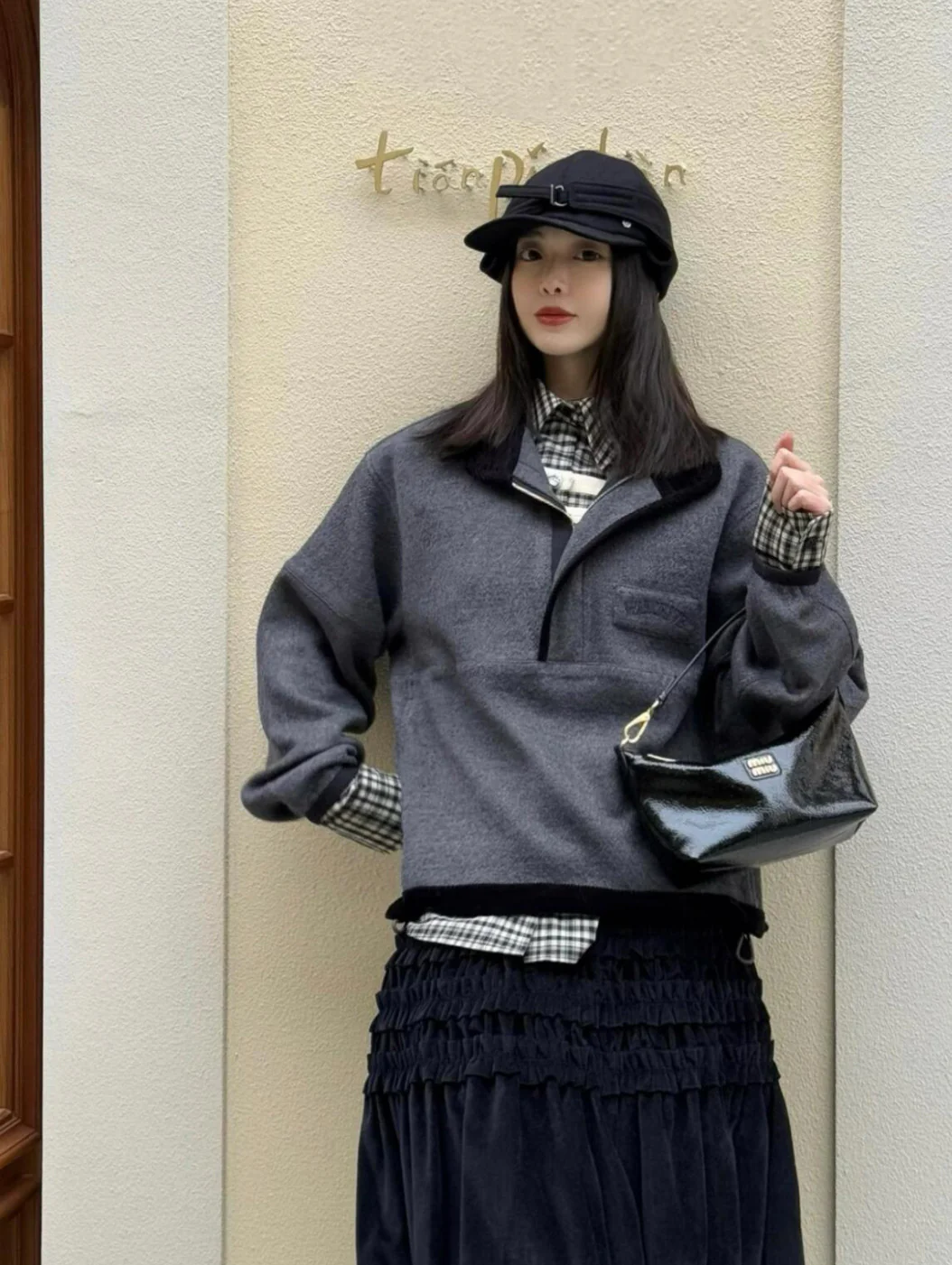 Косметичка/сумка для обеда Miu Miu из лакированной кожи — фото в действии.