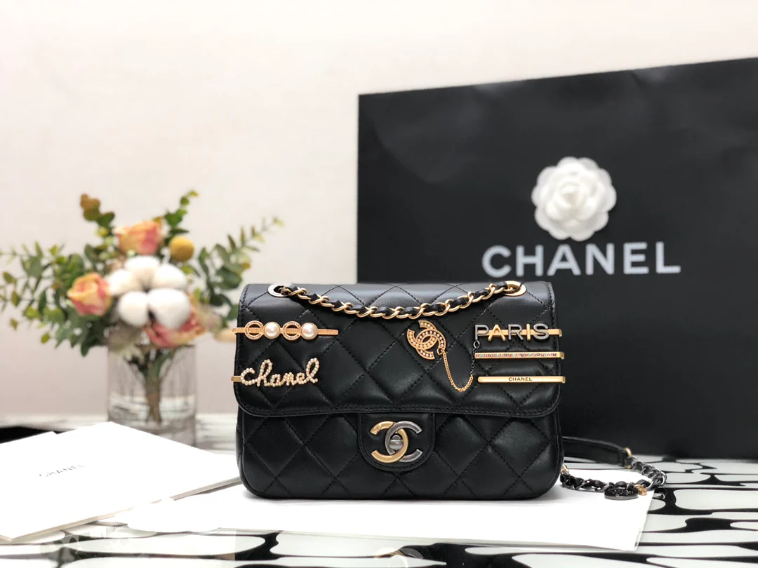 Новинка сезона осень/зима 2022 от Chanel - сумка с клапаном и значком - 22 см - 1