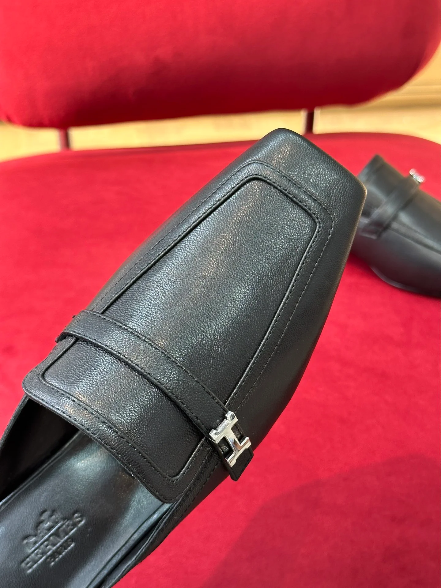 Новинка сезона весна/лето 2023 от Hermes - Кожаные тапочки с квадратным носком - Черные