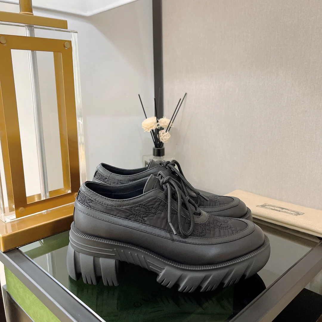 Новинка сезона осень/зима 2022 от Gucci — кроссовки на платформе в британском стиле.