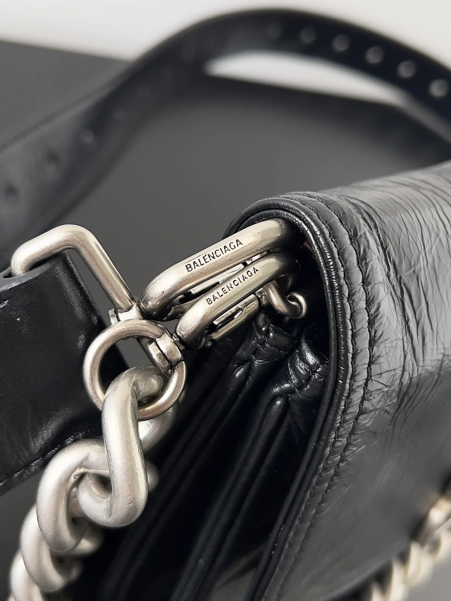 bb-soft Маленькая сумка с клапаном из черной телячьей кожи с серебристой фурнитурой