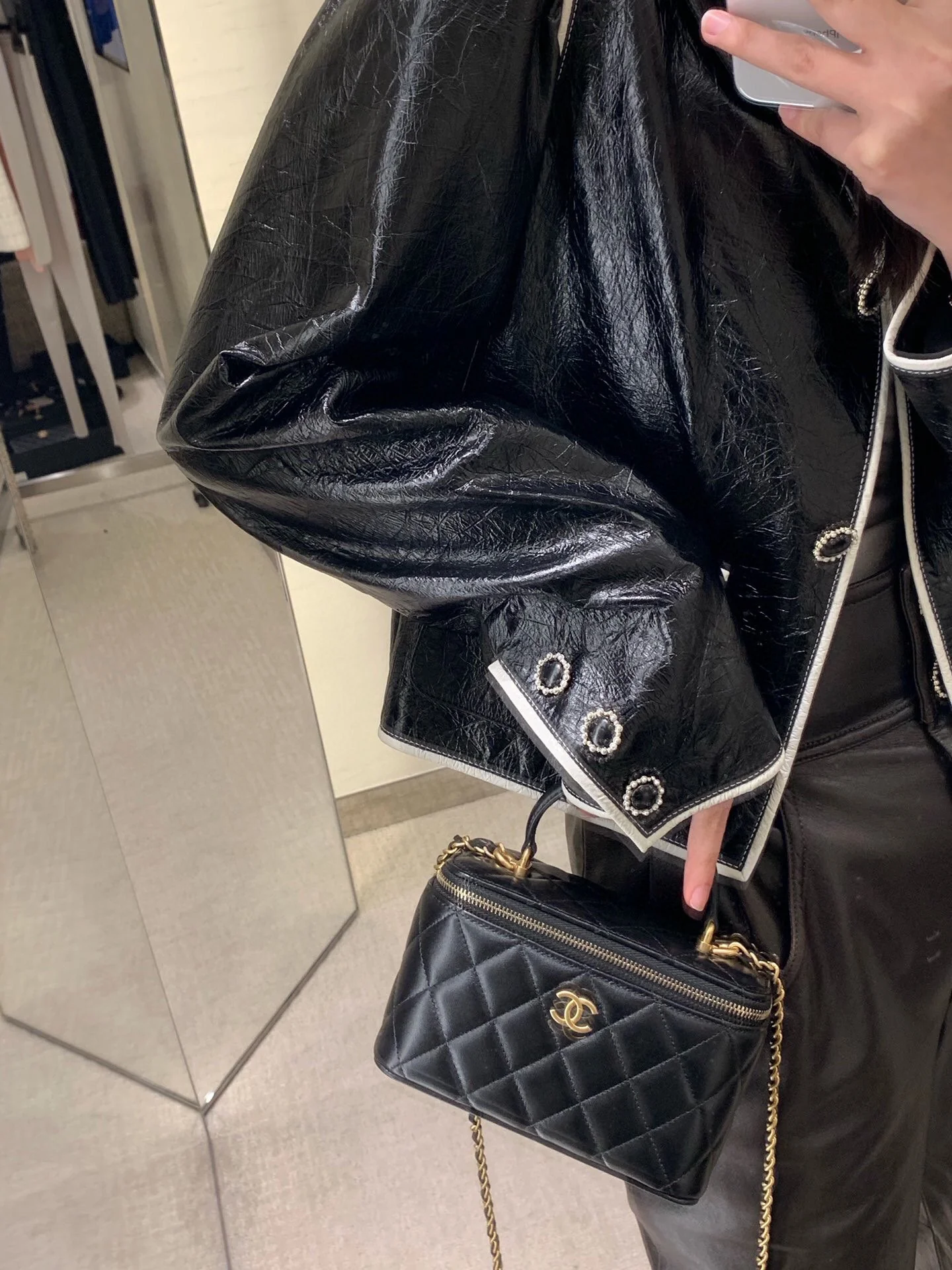 Сумка-коробочка Chanel с кожаной ручкой, длинная, черная.