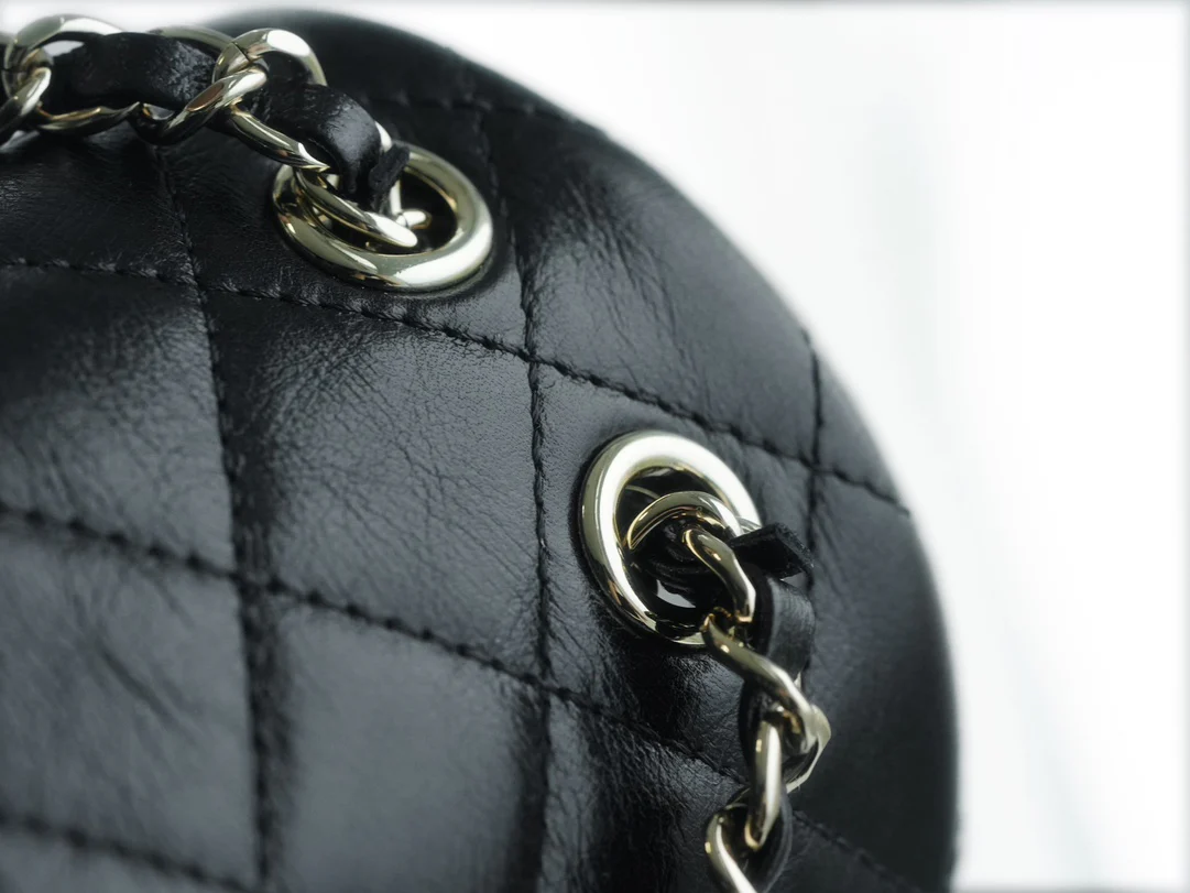 Рюкзак Chanel — черный, из вощеной кожи.