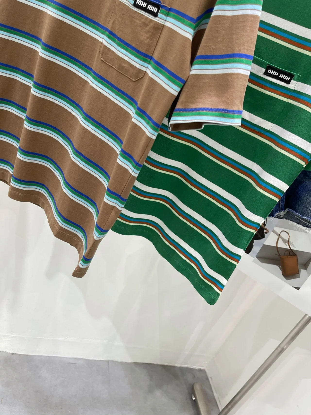 Футболка Miu Miu 2404 в ретро-полоску с карманом и коротким рукавом - коричневая