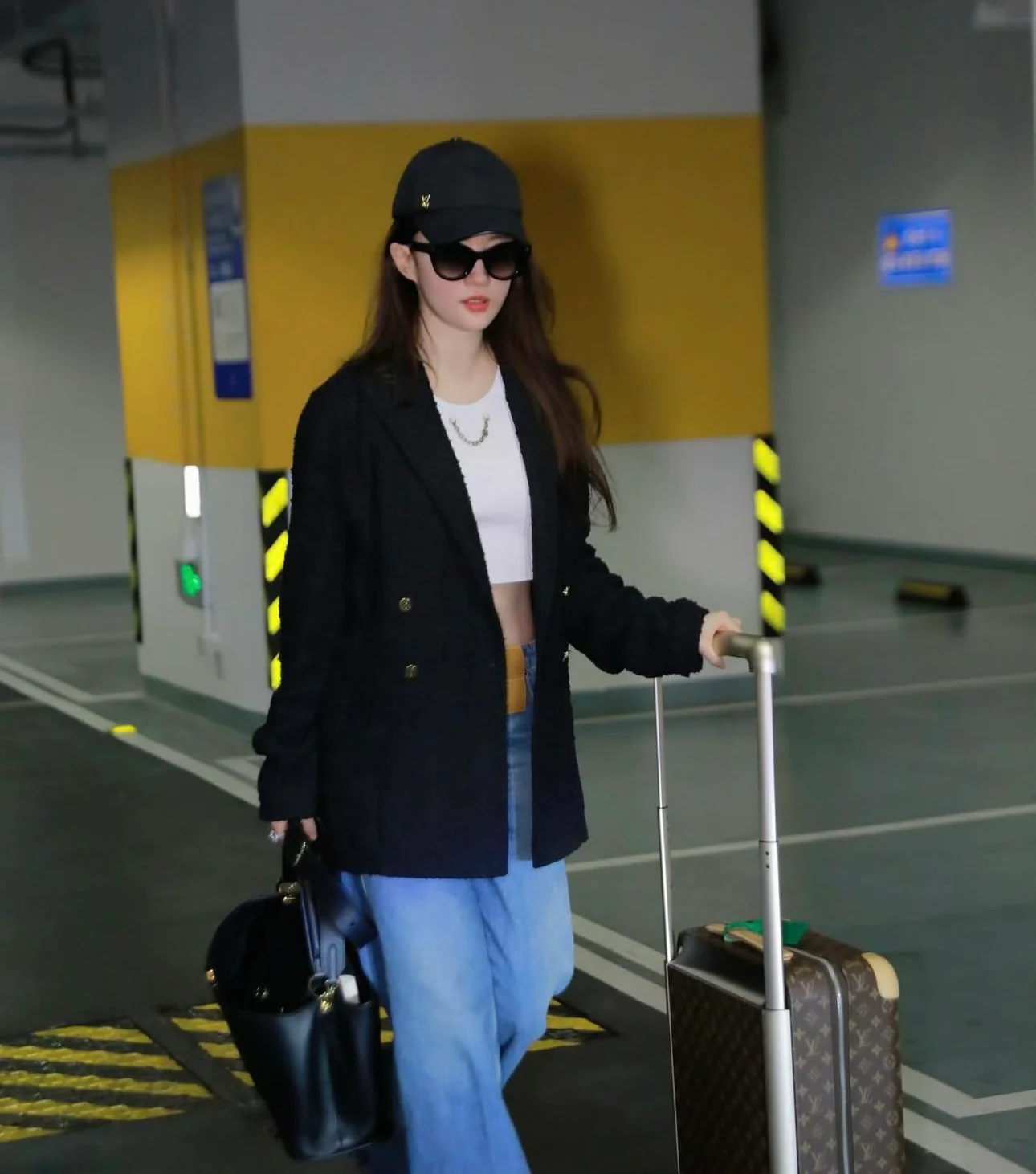 m24067-LV-Большая сумка Capucines, черная с золотой фурнитурой