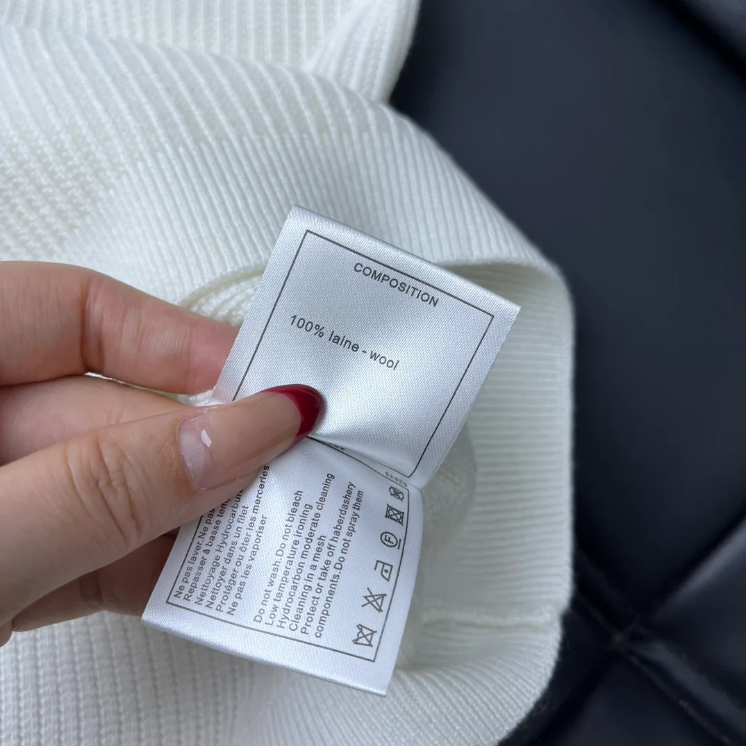 Свитер Chanel 2403 с карманом в виде четырехлистного клевера - белый