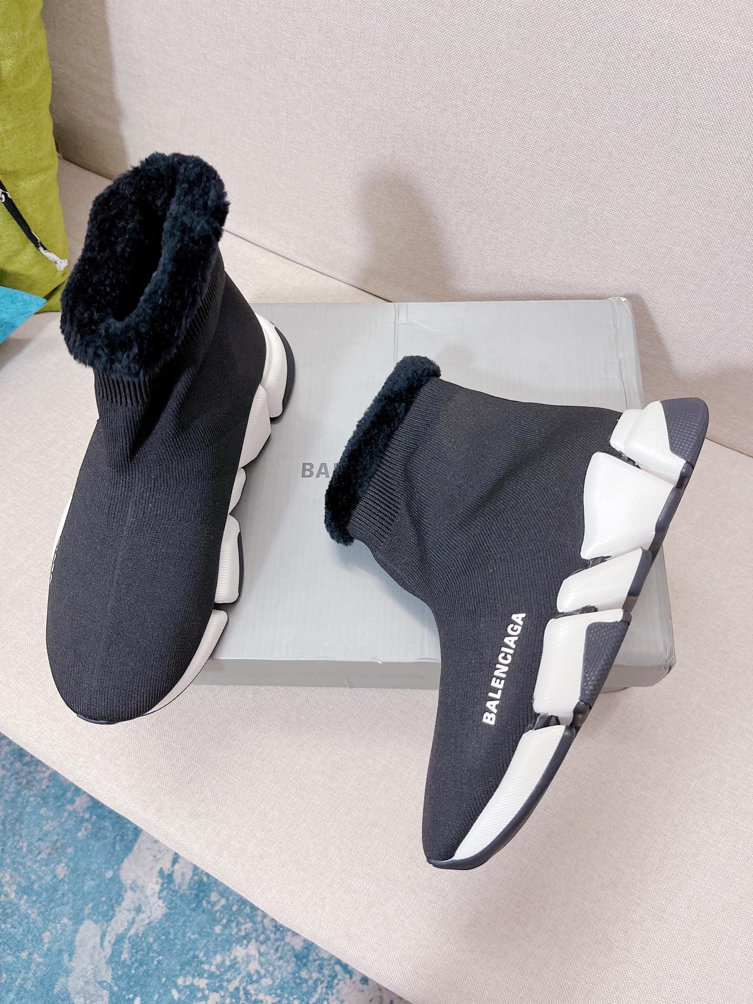 Новинка весны 2022 года от Balenciaga - короткие меховые сапоги-носки - черные.