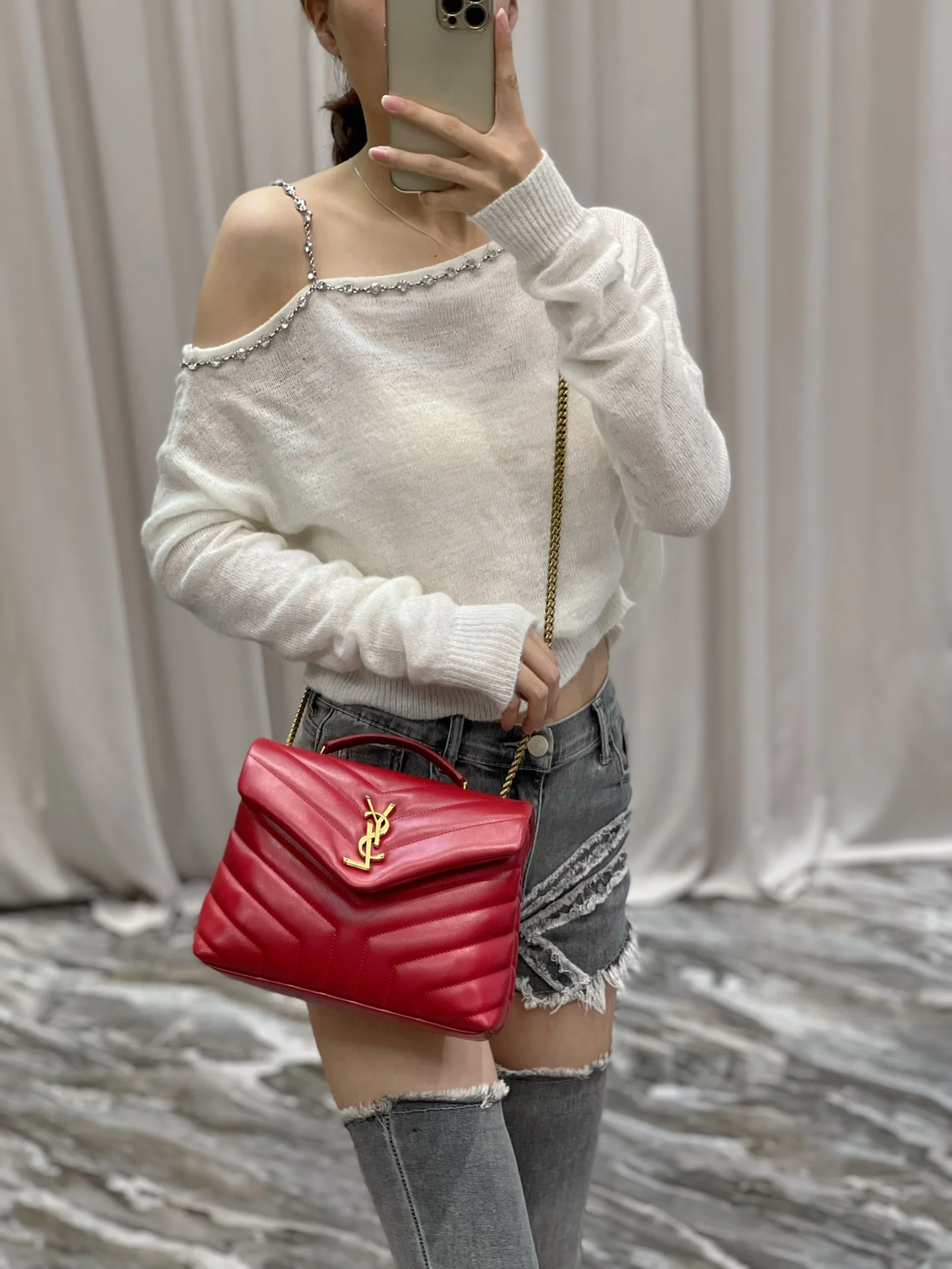 Маленькая сумка через плечо YSL Loulou - красная