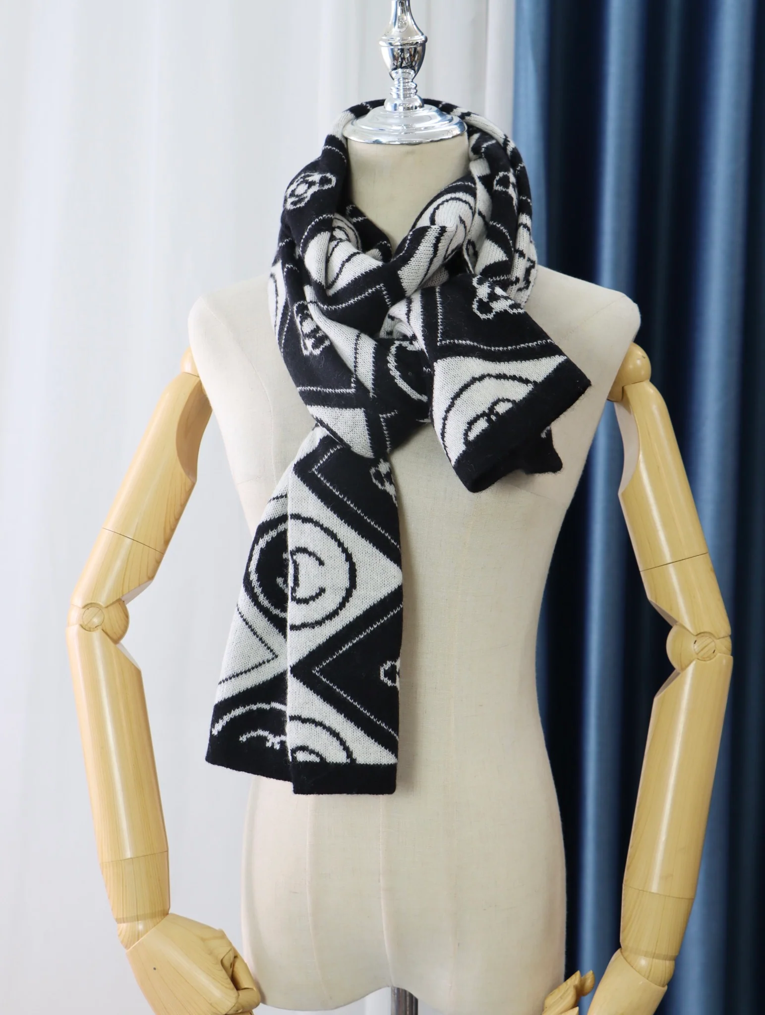 Chanel - Плетеный шарф с кисточками - 35 см - 180 см