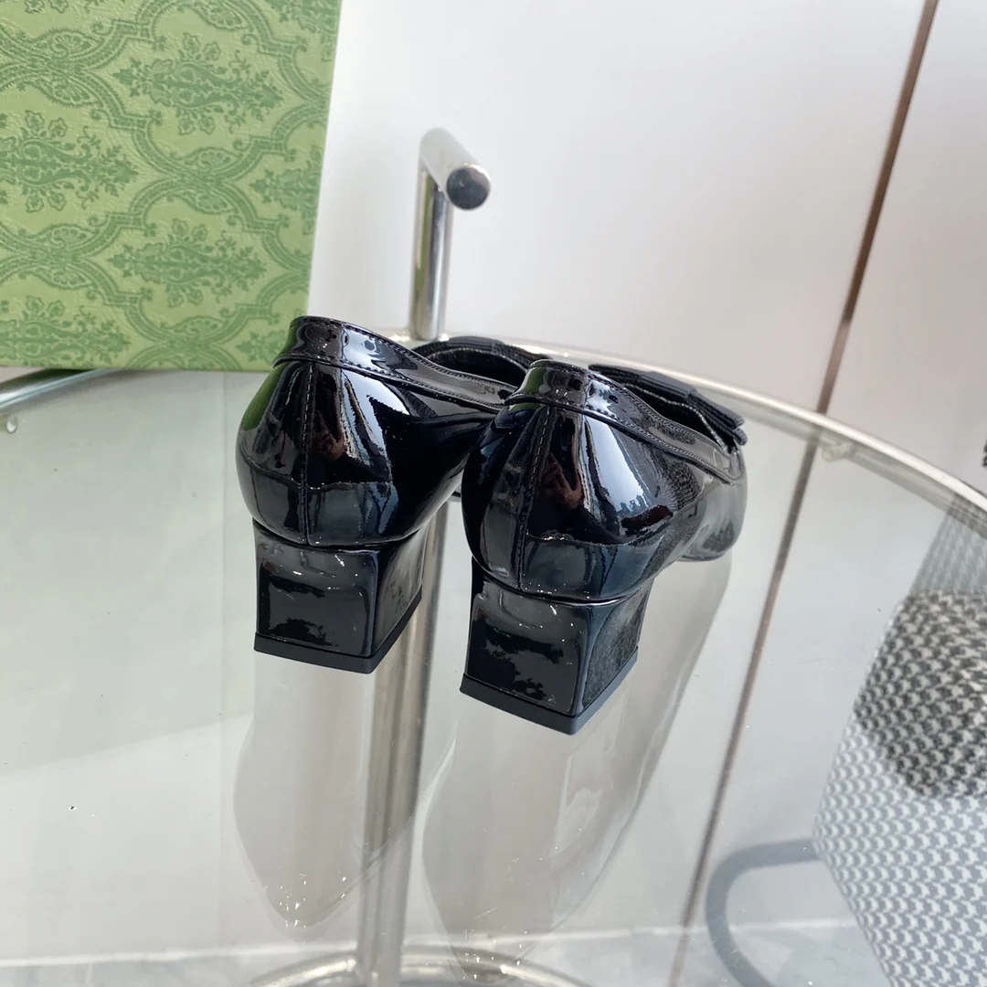 Новинка 2023 года от Gucci - балетки на низком каблуке с квадратным носком и бантом.