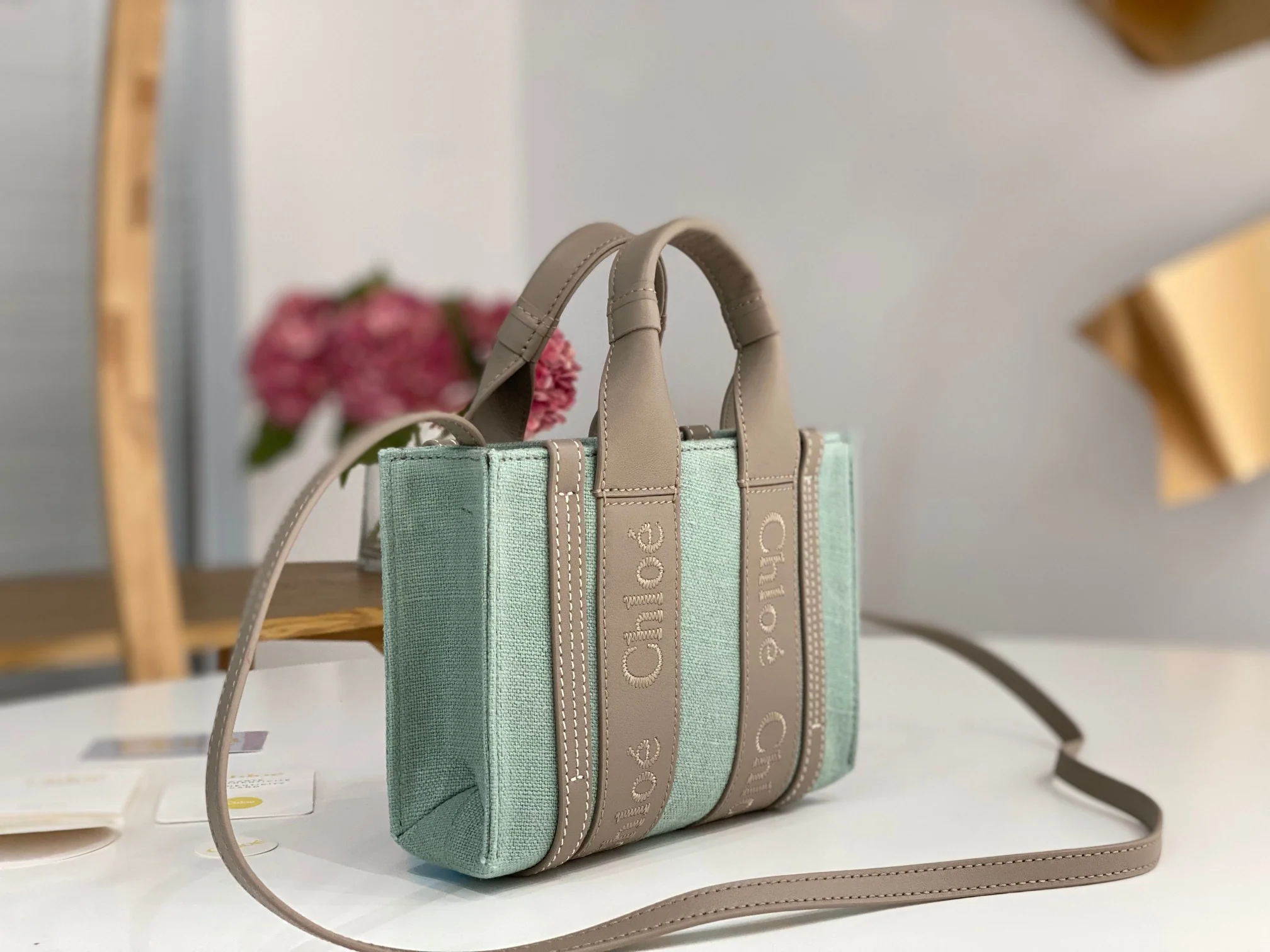 Новинка весны 2023 года от Chloe - Сумка-тоут Woody - Льняная кожа, цвет авокадо с серыми вставками - Мини