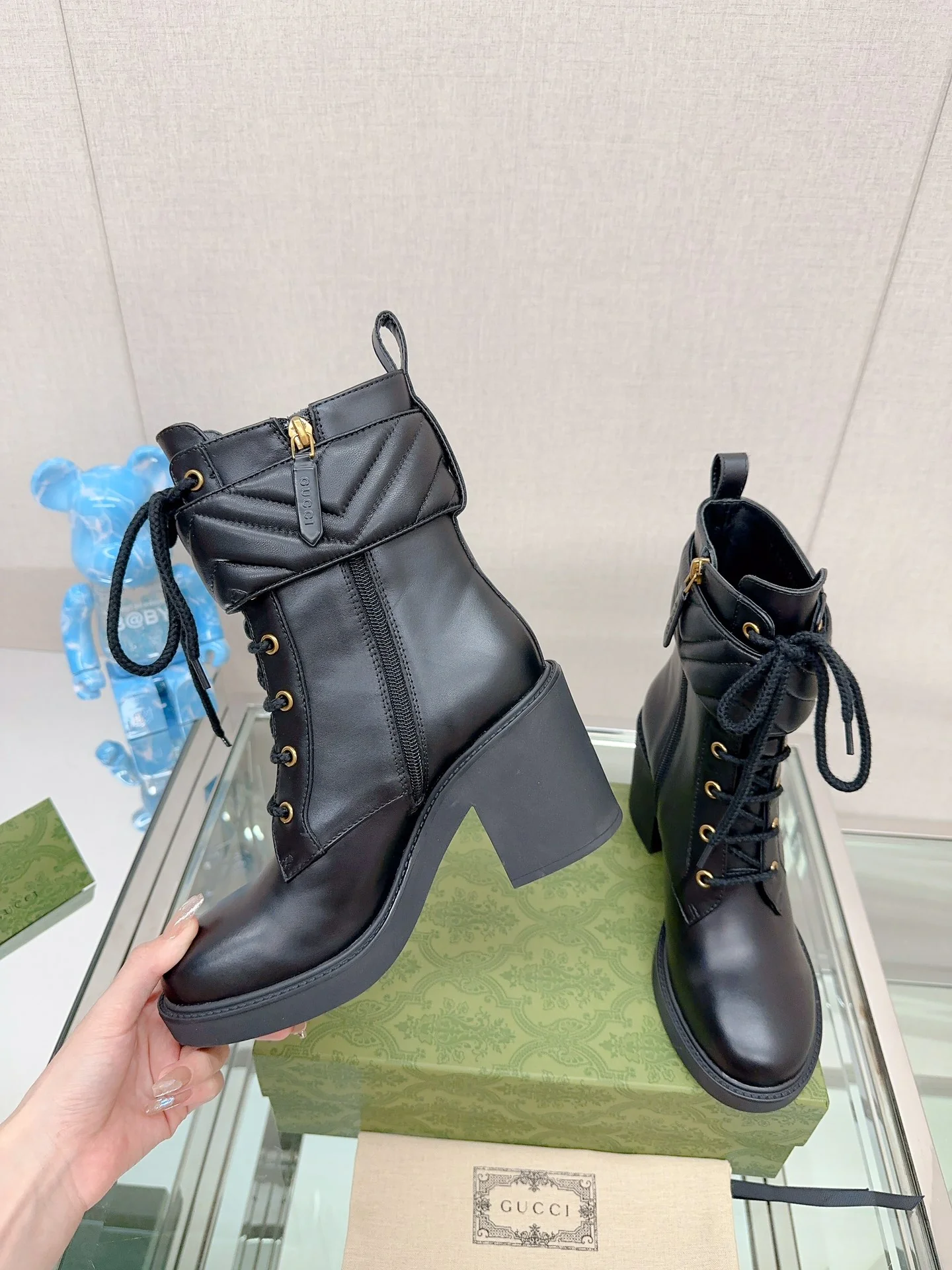 Новинка 2023 года от Gucci - Ботильоны на высоком каблуке с пряжкой и шнуровкой в ??виде буквы G - Черные