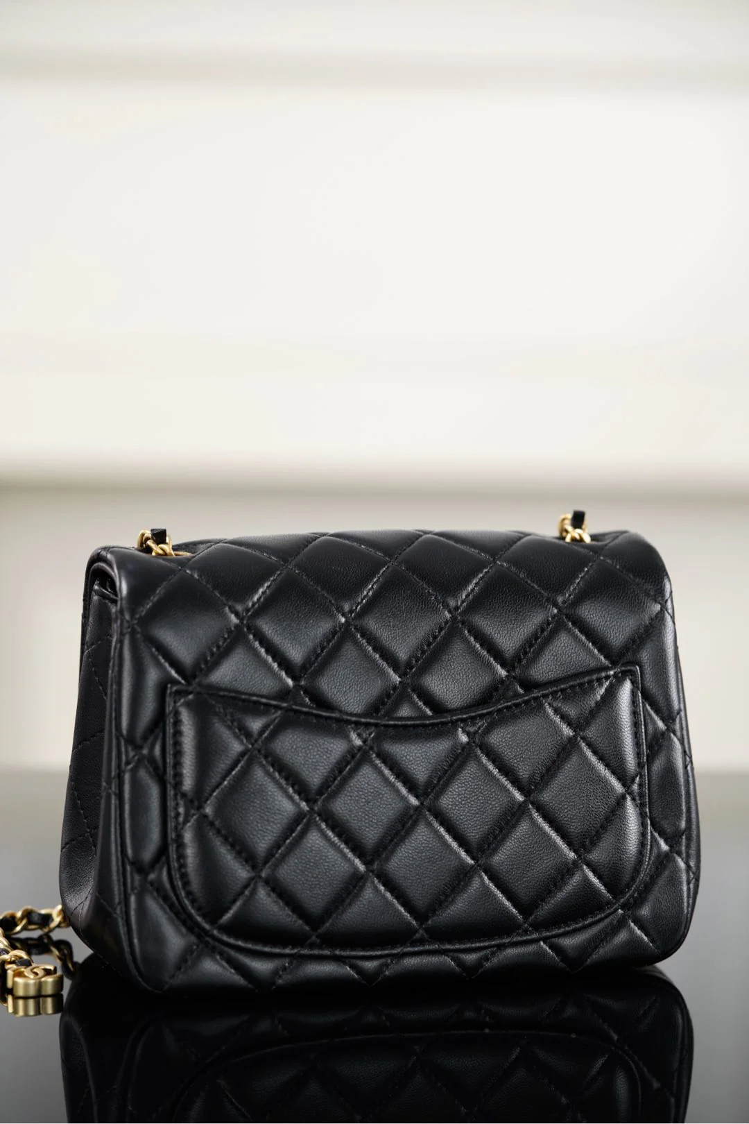 Сумка Chanel 25B Double C Chain Square Fat Bag - черная, маленькая, с золотой пряжкой.