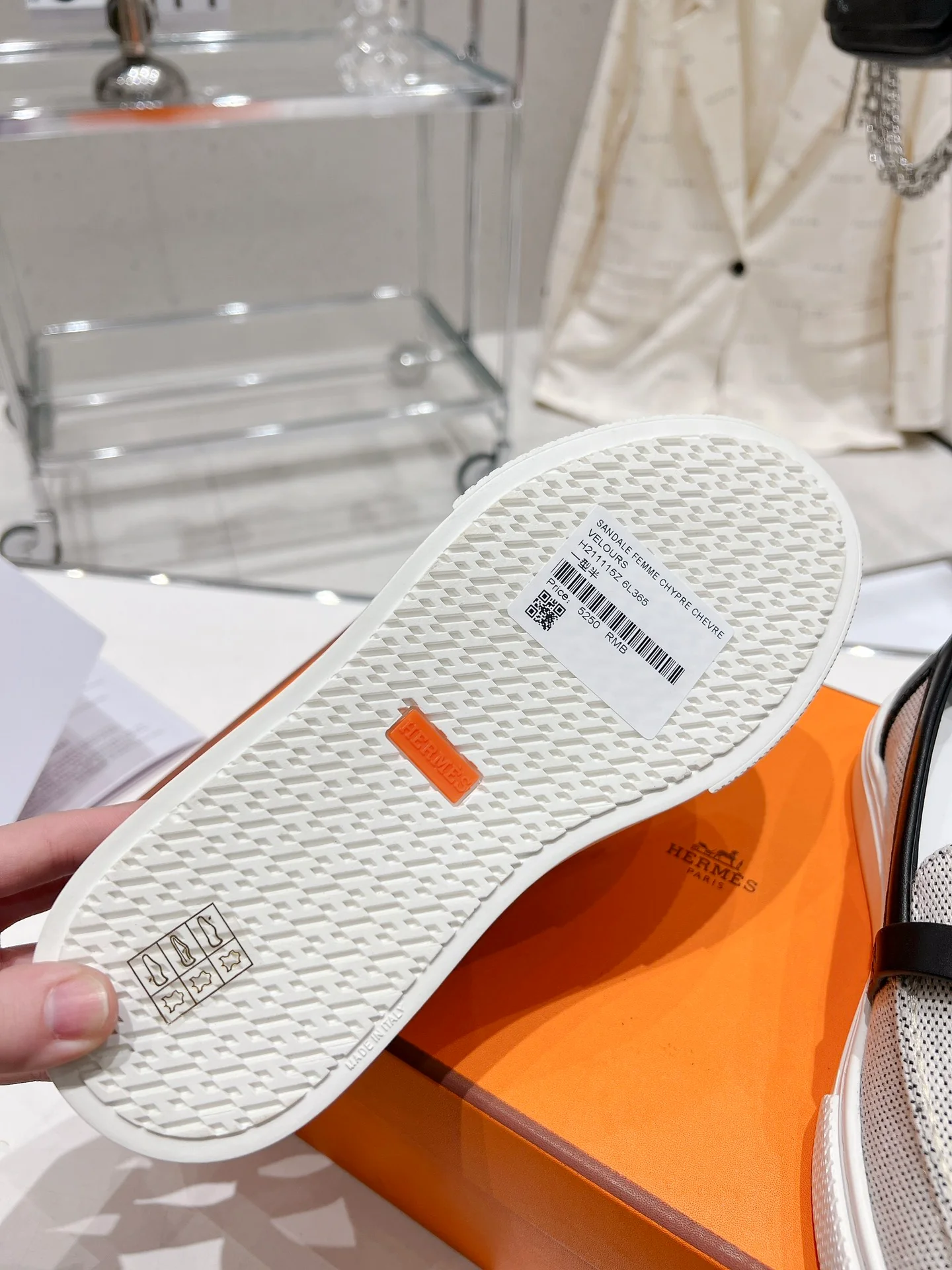 Новинка 2022 года: белые повседневные кроссовки Hermes Kelly Buckle.