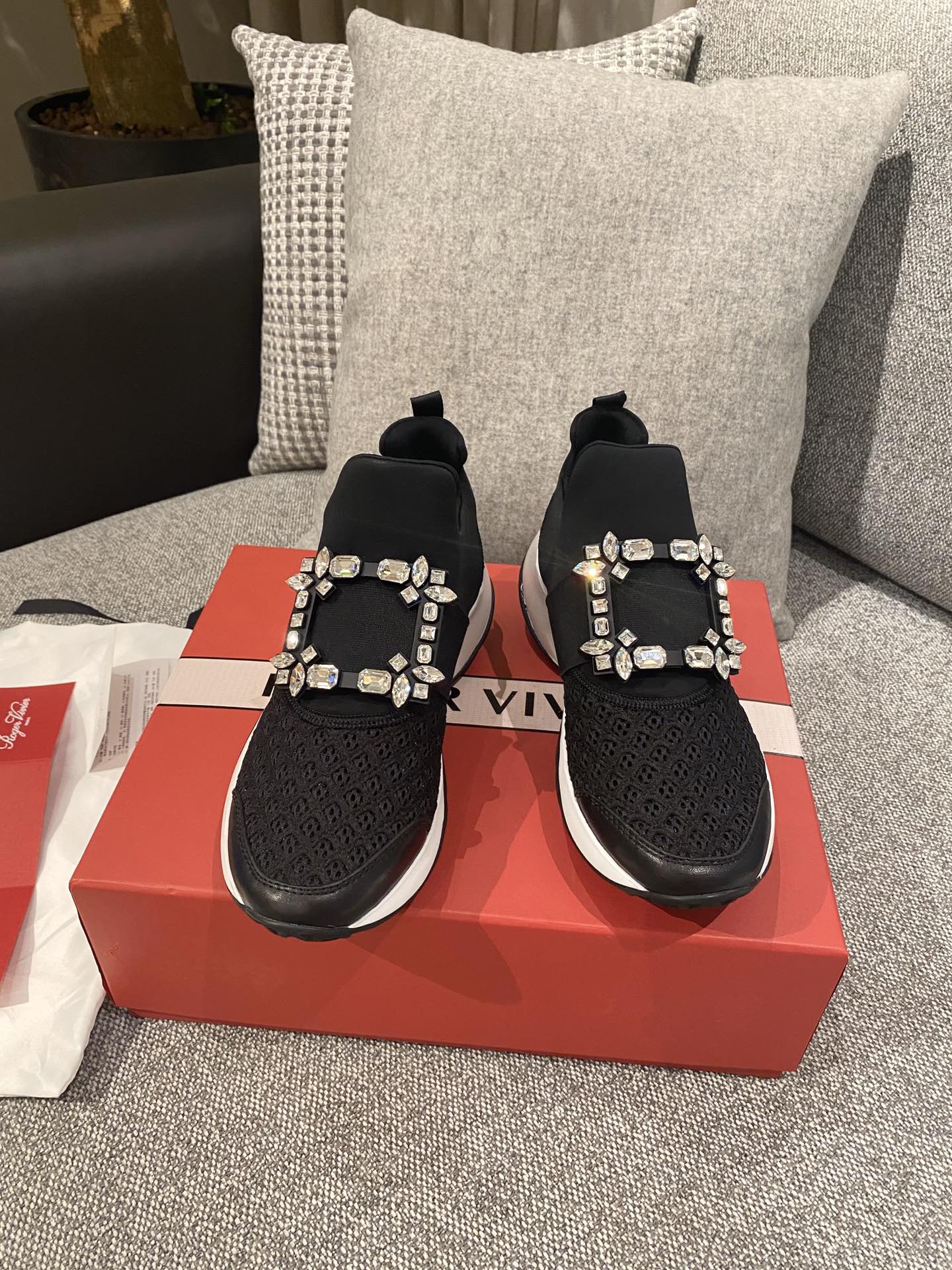 Кроссовки с пряжками - черные