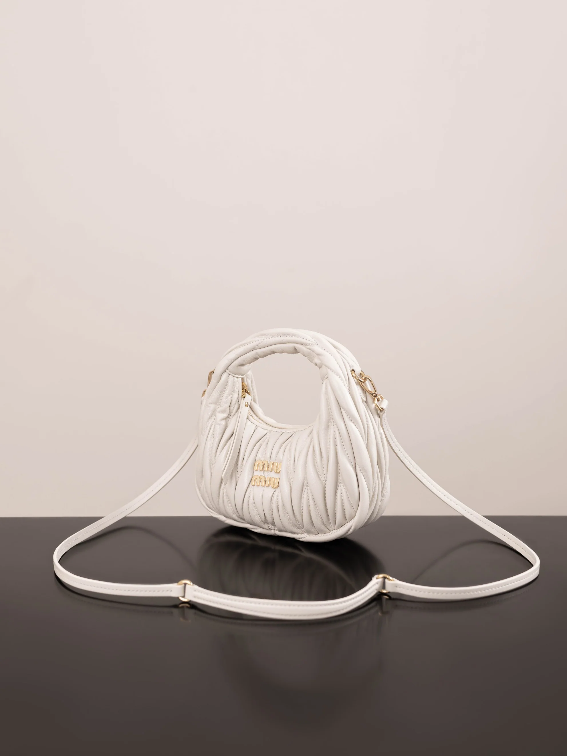 Miu Miu - Миниатюрная сумочка из овечьей кожи - Белая