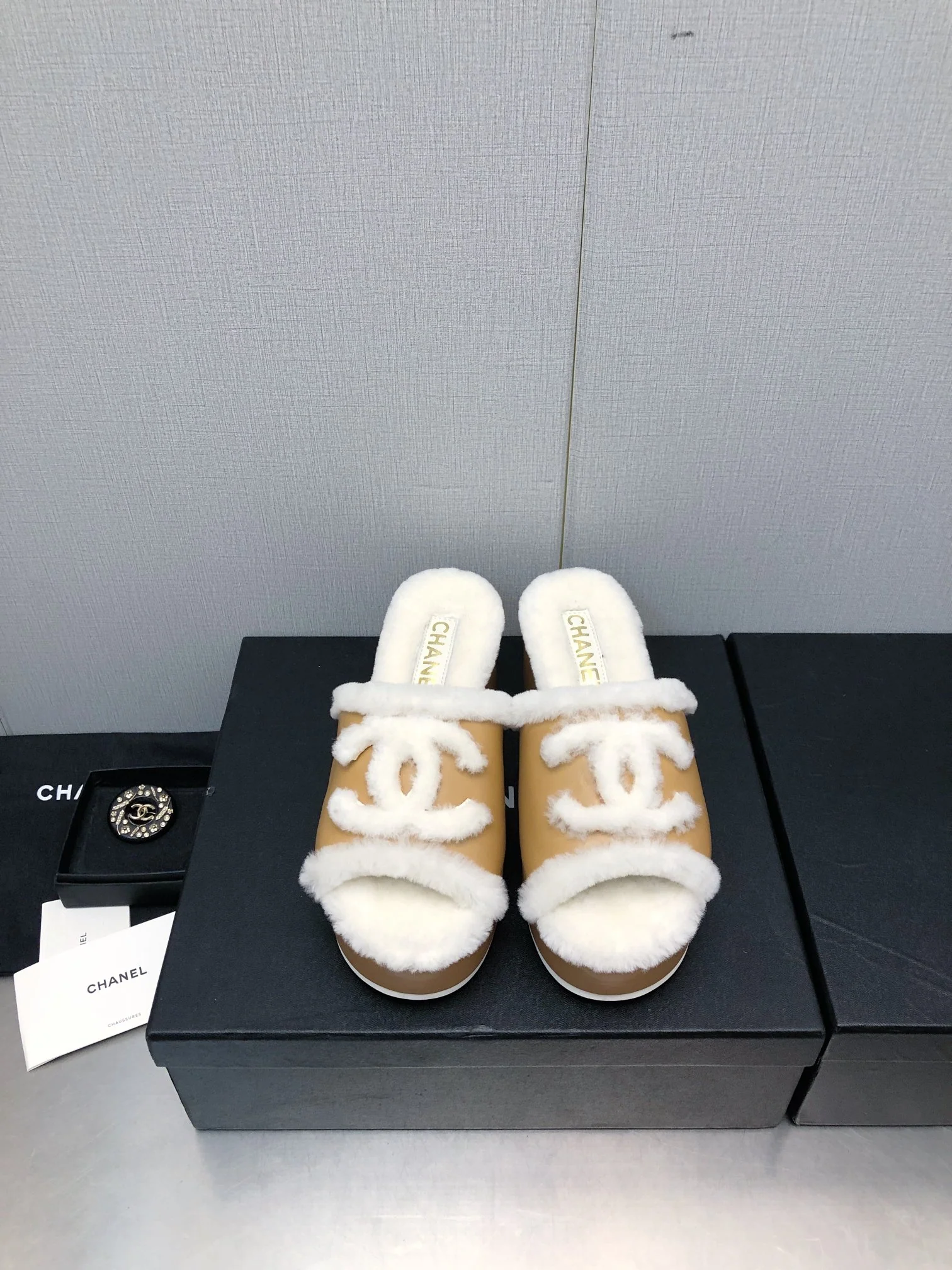 Новинка сезона осень/зима 2023 от Chanel - шерстяные сандалии в клетку сзади - кожа кофейно-коричневого цвета.