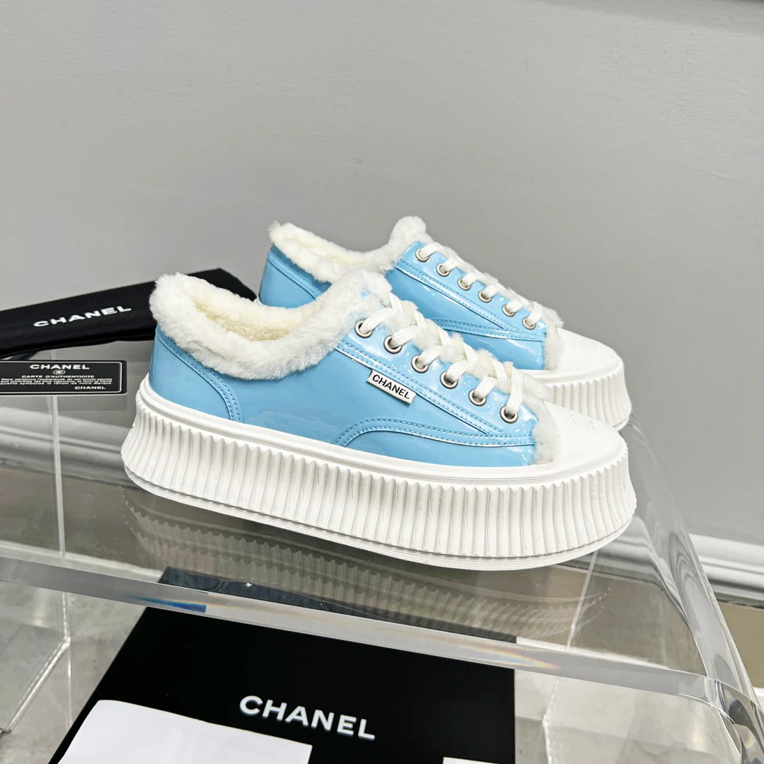 Весенняя коллекция Chanel 2022 — Повседневные туфли на платформе с меховой отделкой — Синие