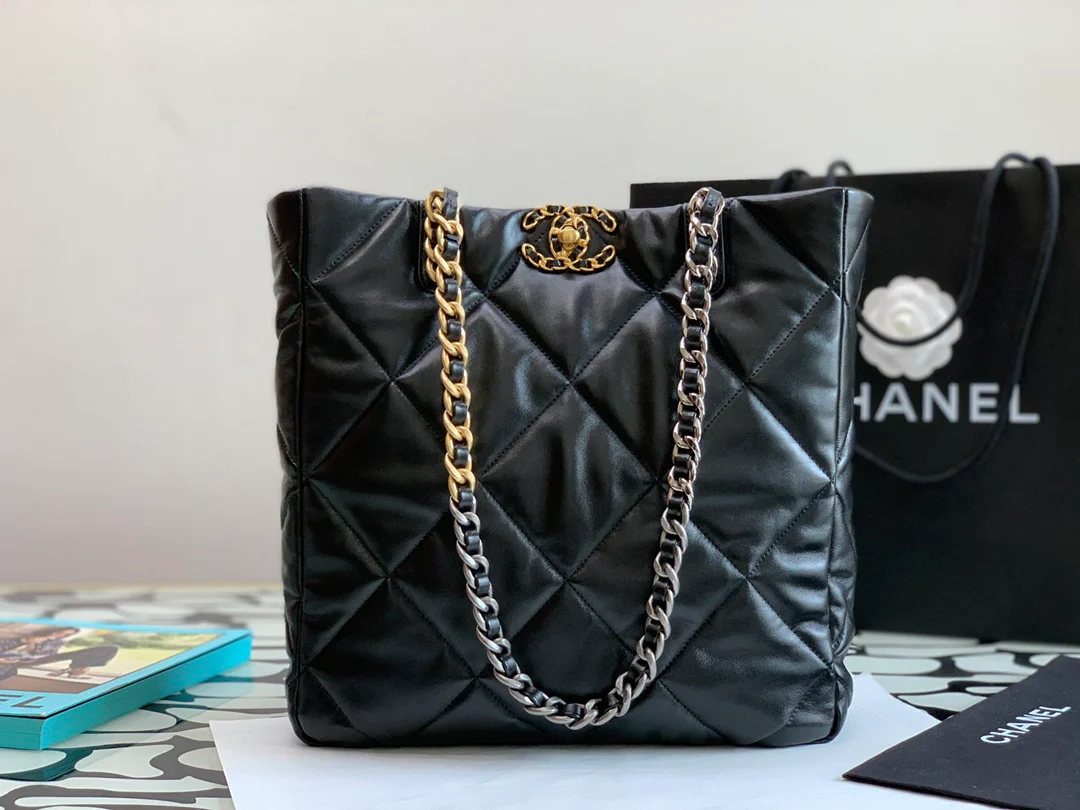 Новая сумка-шоппер Chanel 2022 года из овечьей кожи.