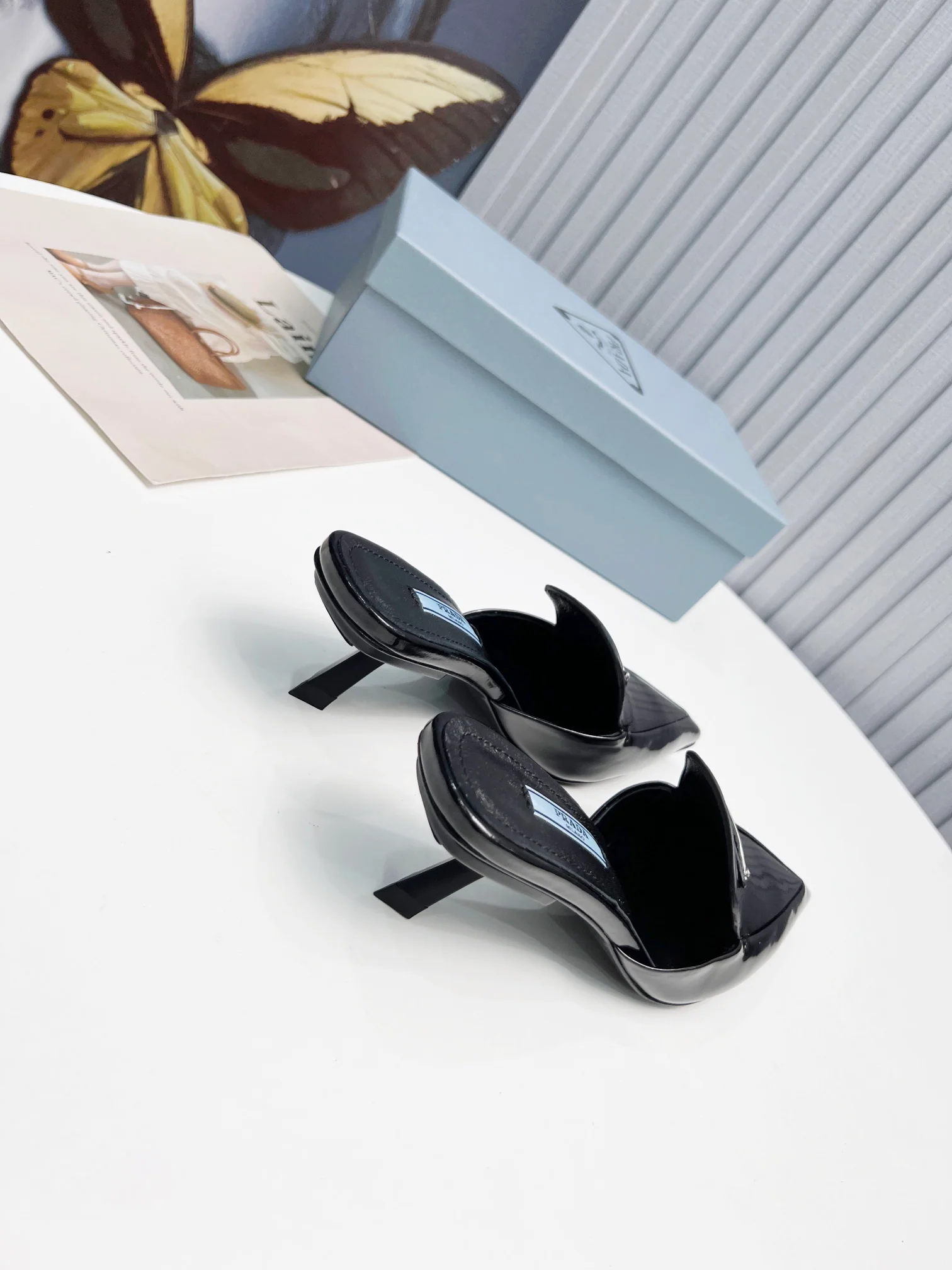 Prada - Черные сандалии с острым носком