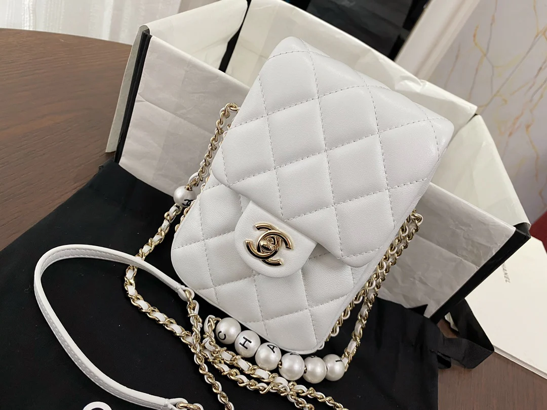 Сумка для телефона Chanel CF Pearl из коллекции Весна/Лето 2020 - белая.