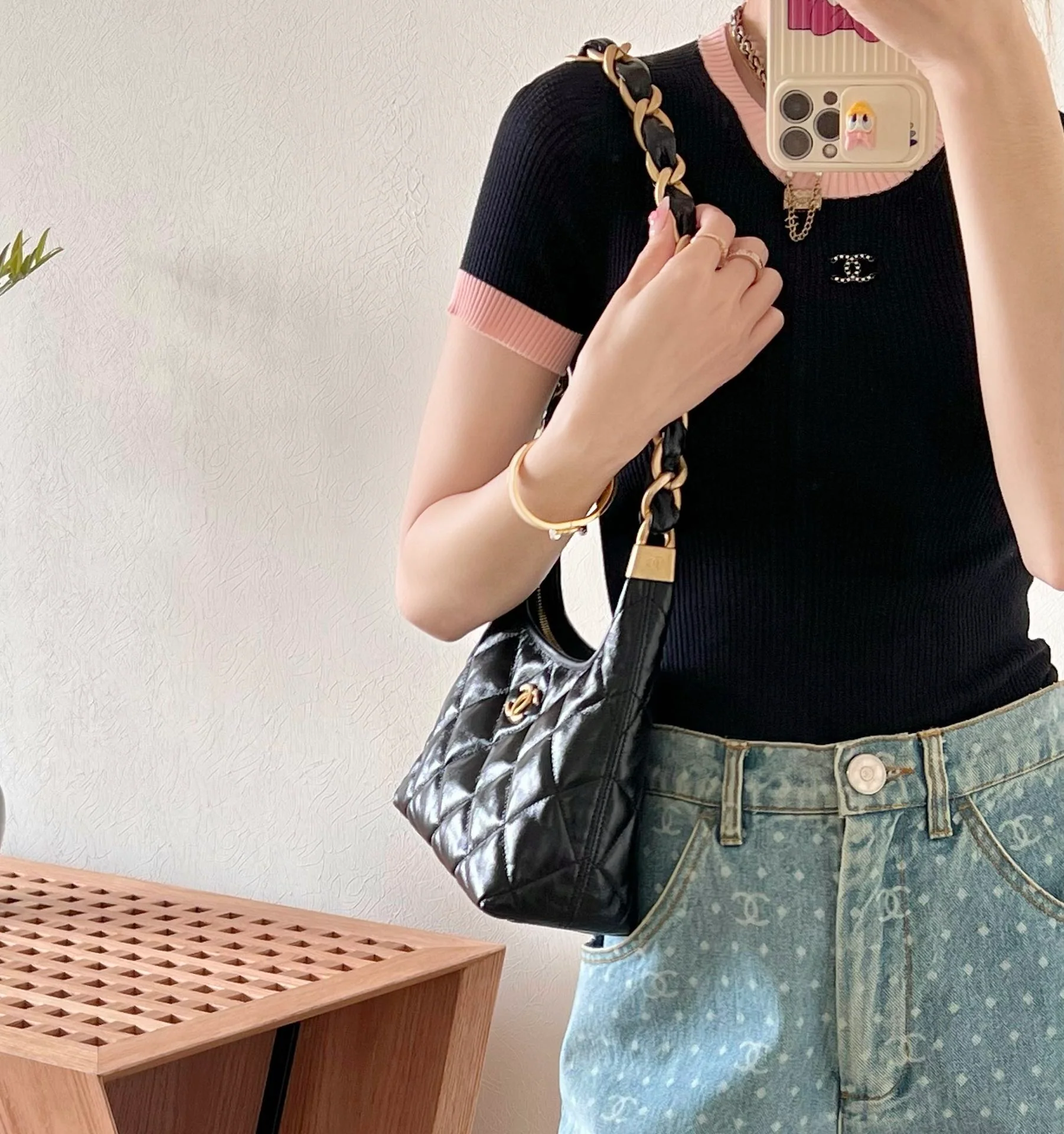 Сумка Chanel 24a Métiers d'Art из глянцевой овечьей кожи, маленькая, черная.