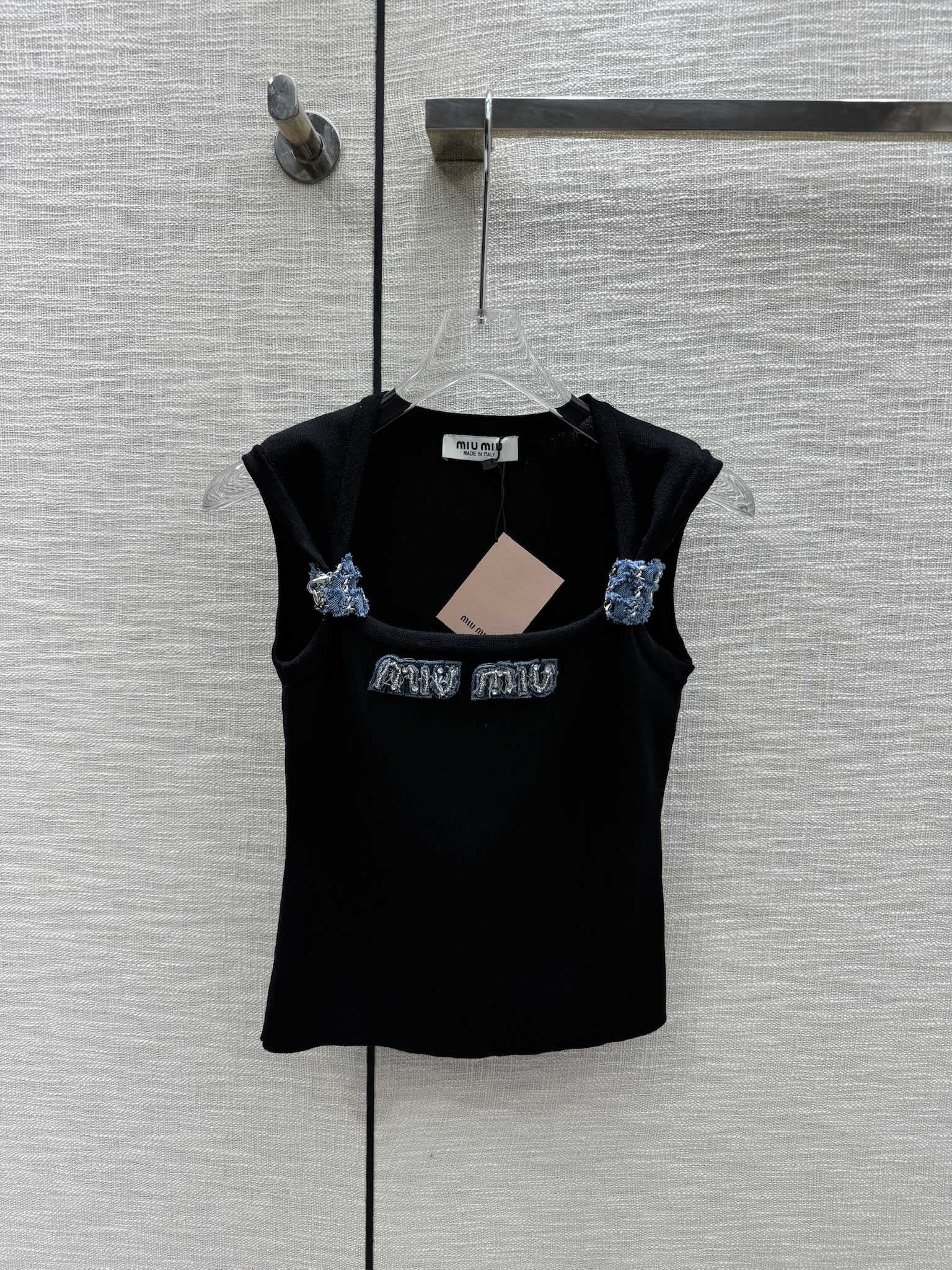 Жилет Miu Miu-2404 из плотной трикотажной ткани с объемной вышивкой бисером, черный.