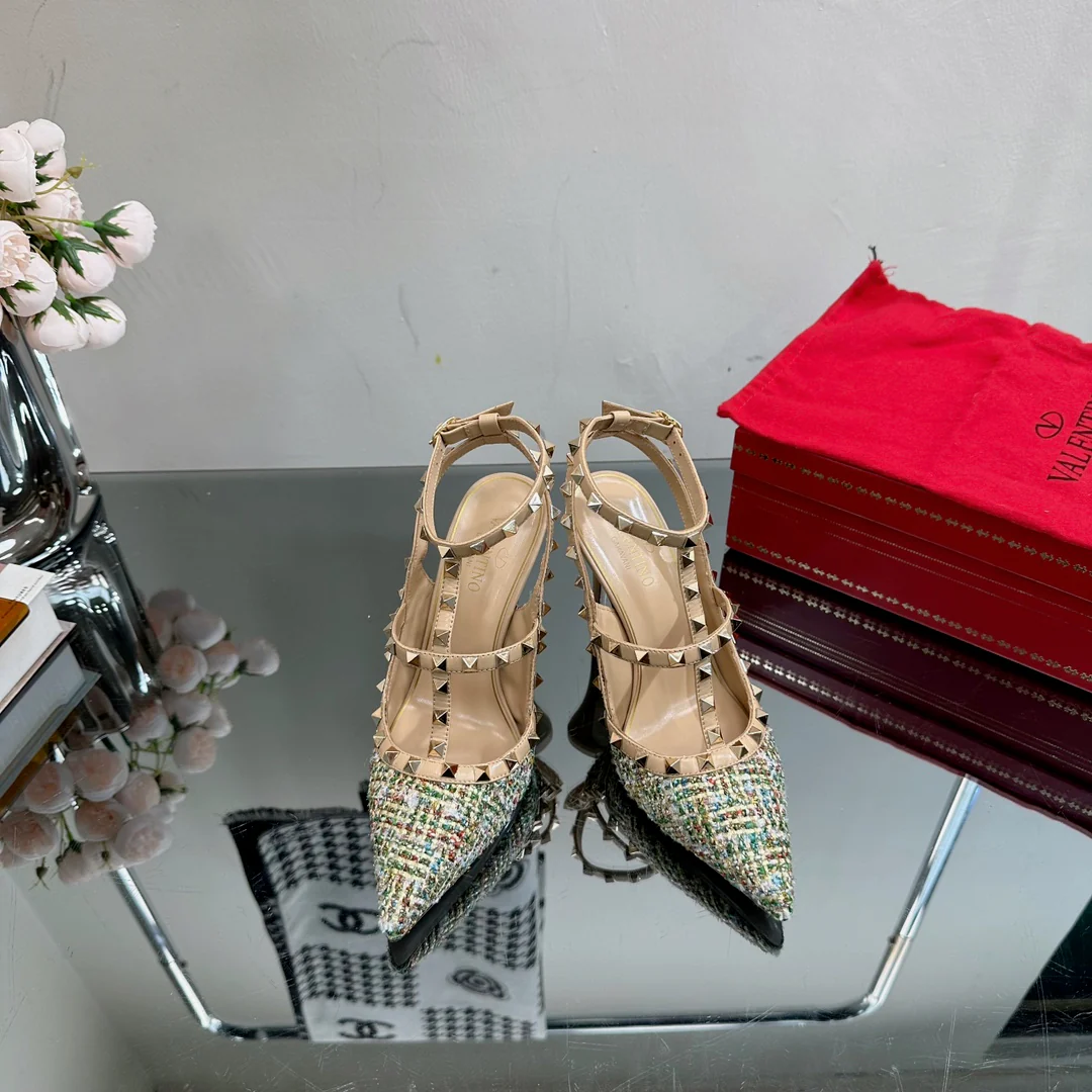 Valentino Весна/Лето 2023 - Туфли-шпильки с острым носком, украшенные стразами