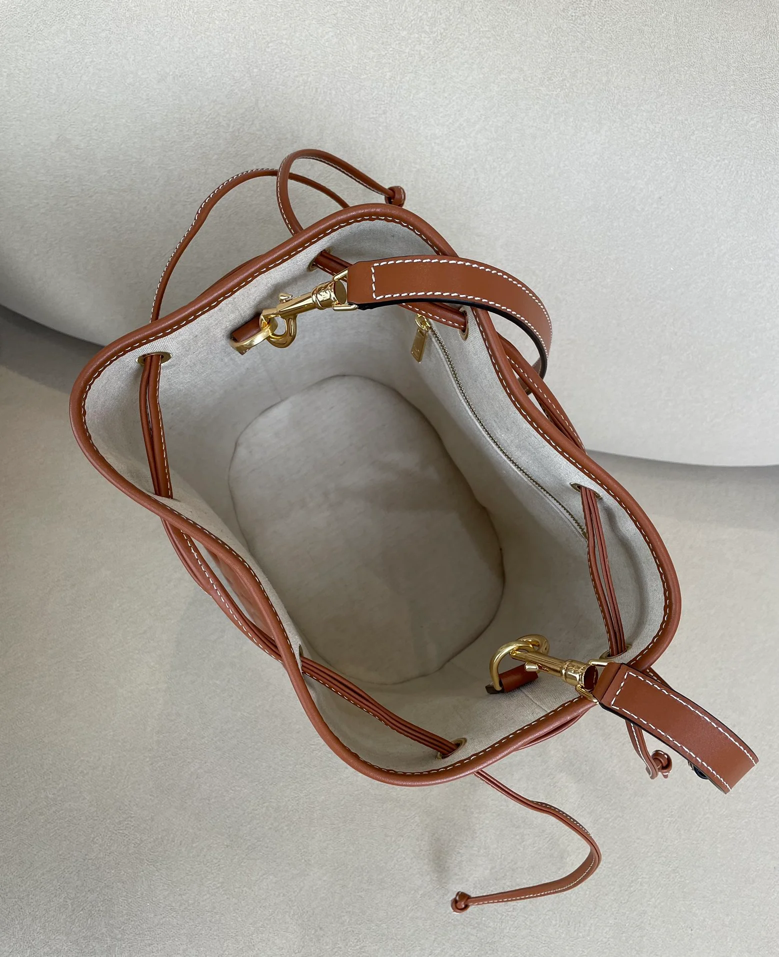 Сумка-ведро Celine Seau Marin на завязках из желто-коричневой ткани.