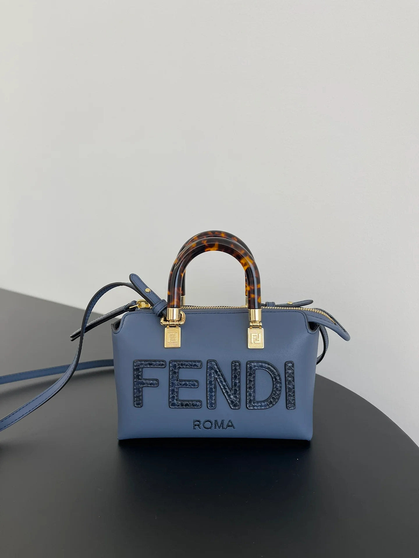 Мини-юбка Fendi, кстати, синяя.