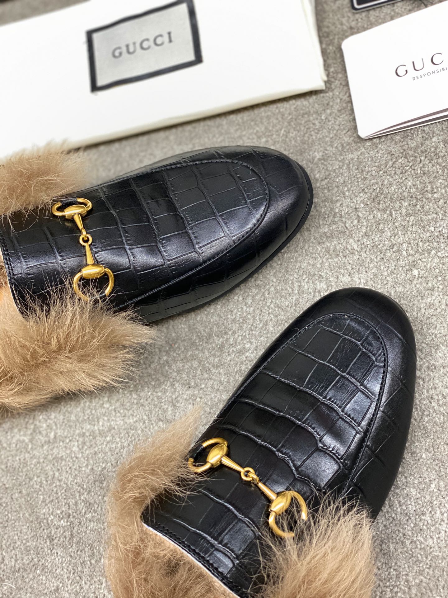 Бутик Gucci 2020 — Последние модели с подиума — Меховые тапочки — Черный с текстурой камня