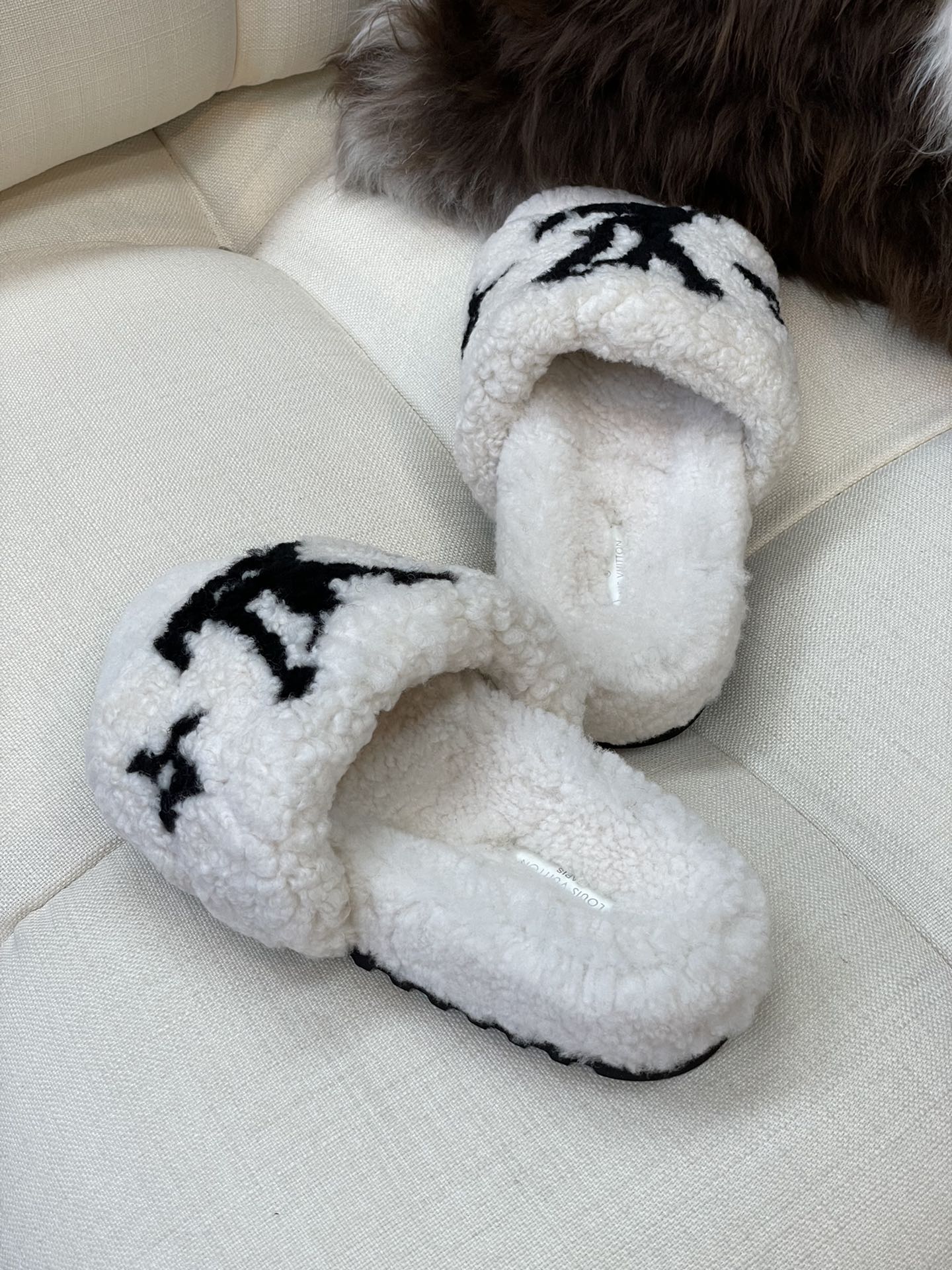 LV - Новые шерстяные тапочки из коллекции осень/зима 2022