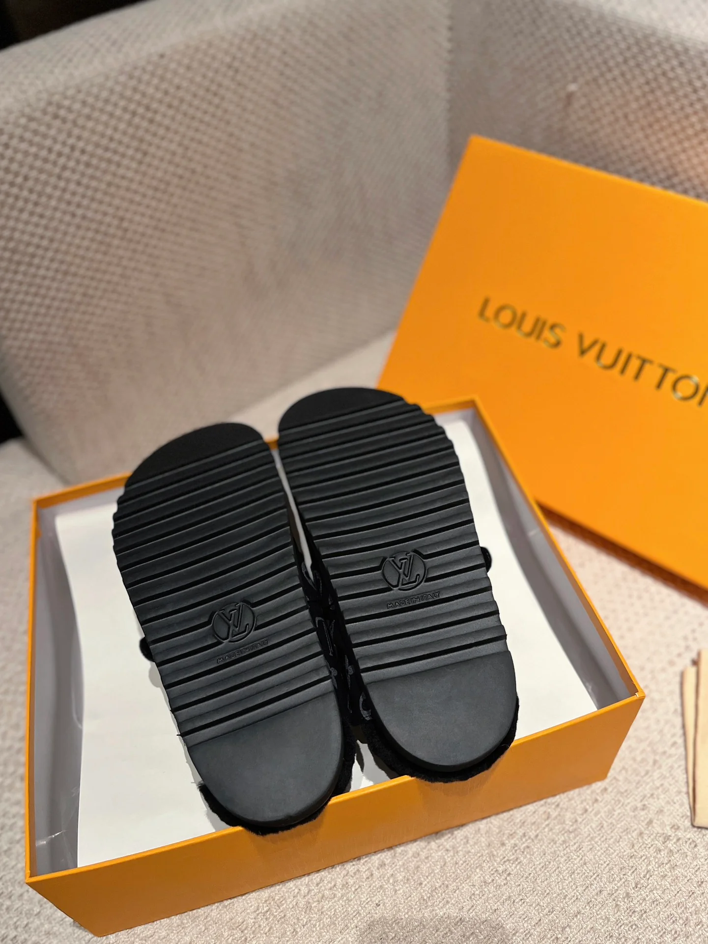 LV - Новинка сезона осень/зима 2022 - Меховые тапочки Birkenstock - Черные