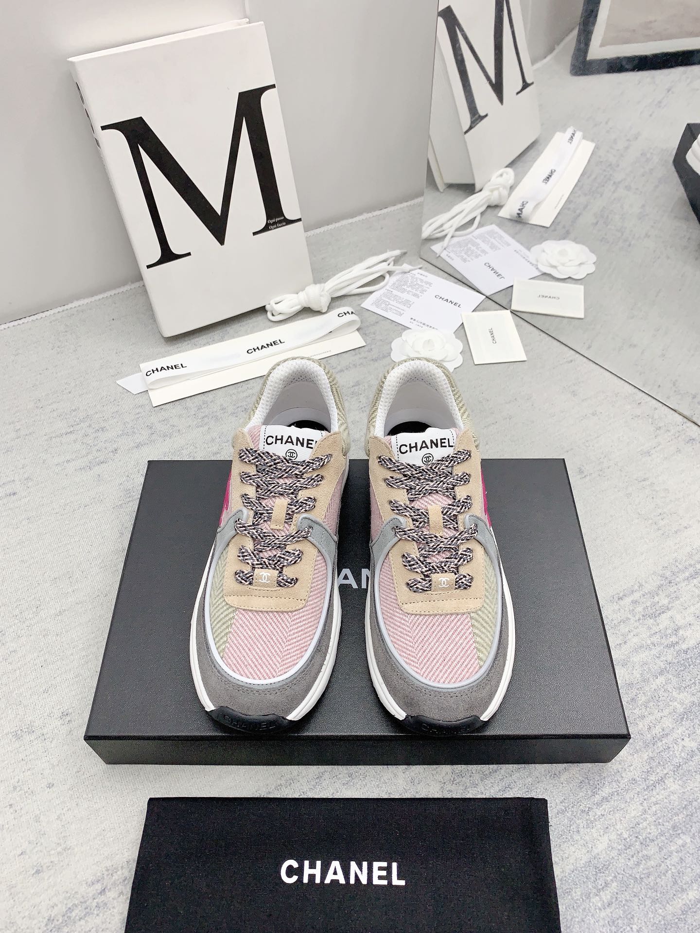 Chanel - Твидовые кроссовки в стиле пэчворк - Повседневные кроссовки - Розовато-серый