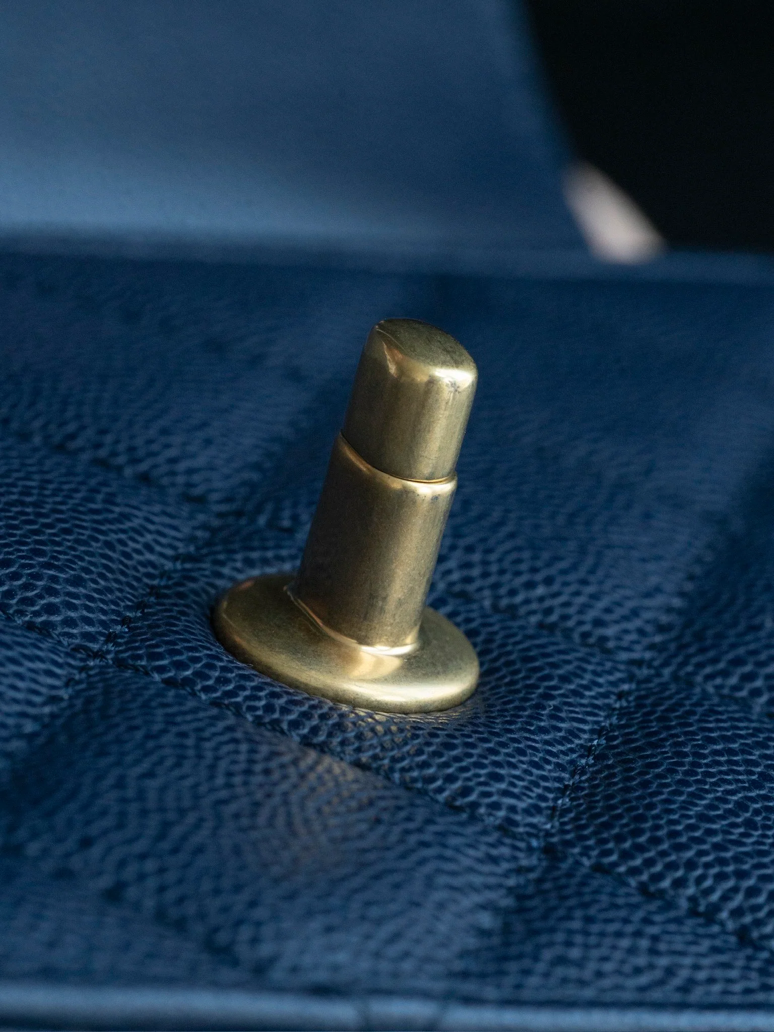 Мини-сумочка Chanel с клапаном и ручкой - синяя