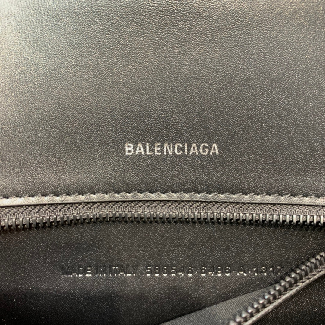 Сумка Balenciaga Hourglass - черная с пряжкой из крокодиловой кожи