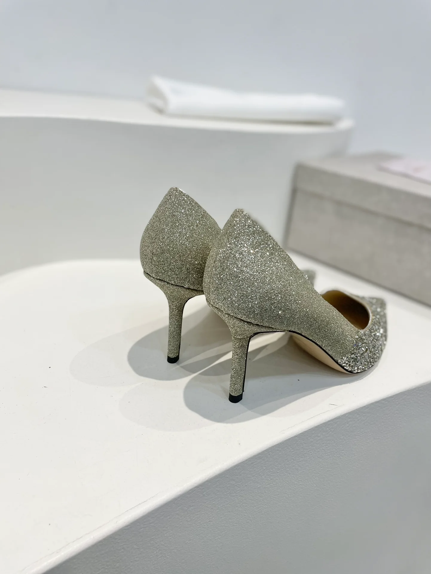 Туфли-лодочки Jimmy с острым носком на шпильке - серебристо-золотые