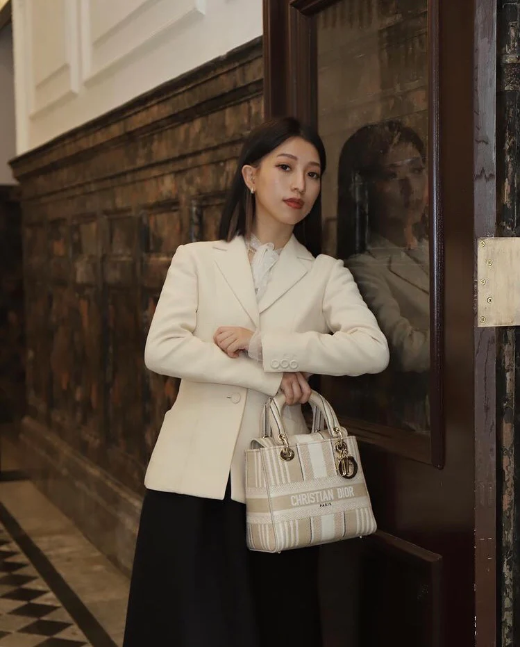 Сумка Dior Lady D Lite - вышивка на холсте - бежевые полоски