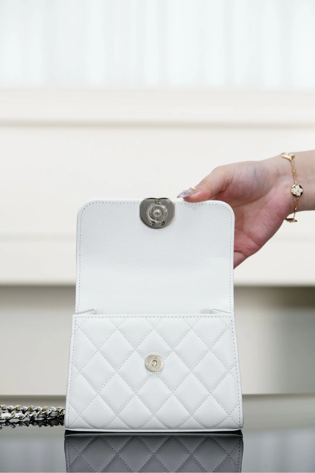 Chanel 25s - С ручкой через плечо????? Lychee - Вертикальный стиль - Белый с золотой пряжкой