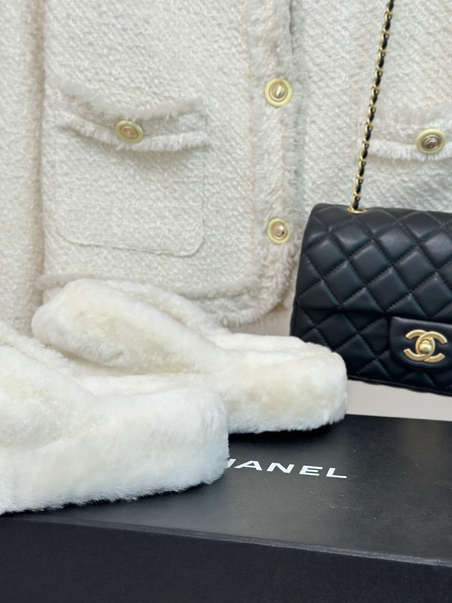 Новинка 2023 года от Chanel - Шлепанцы с меховой задней частью - Белые