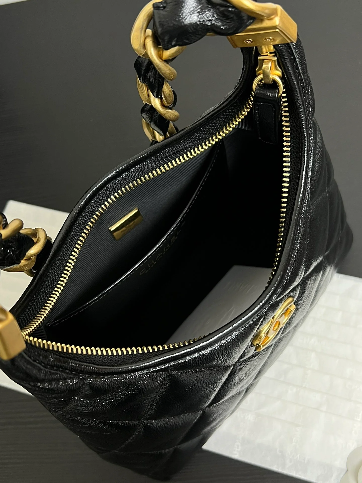 Сумка-хобо Chanel 24a под мышкой - черная, маленькая.