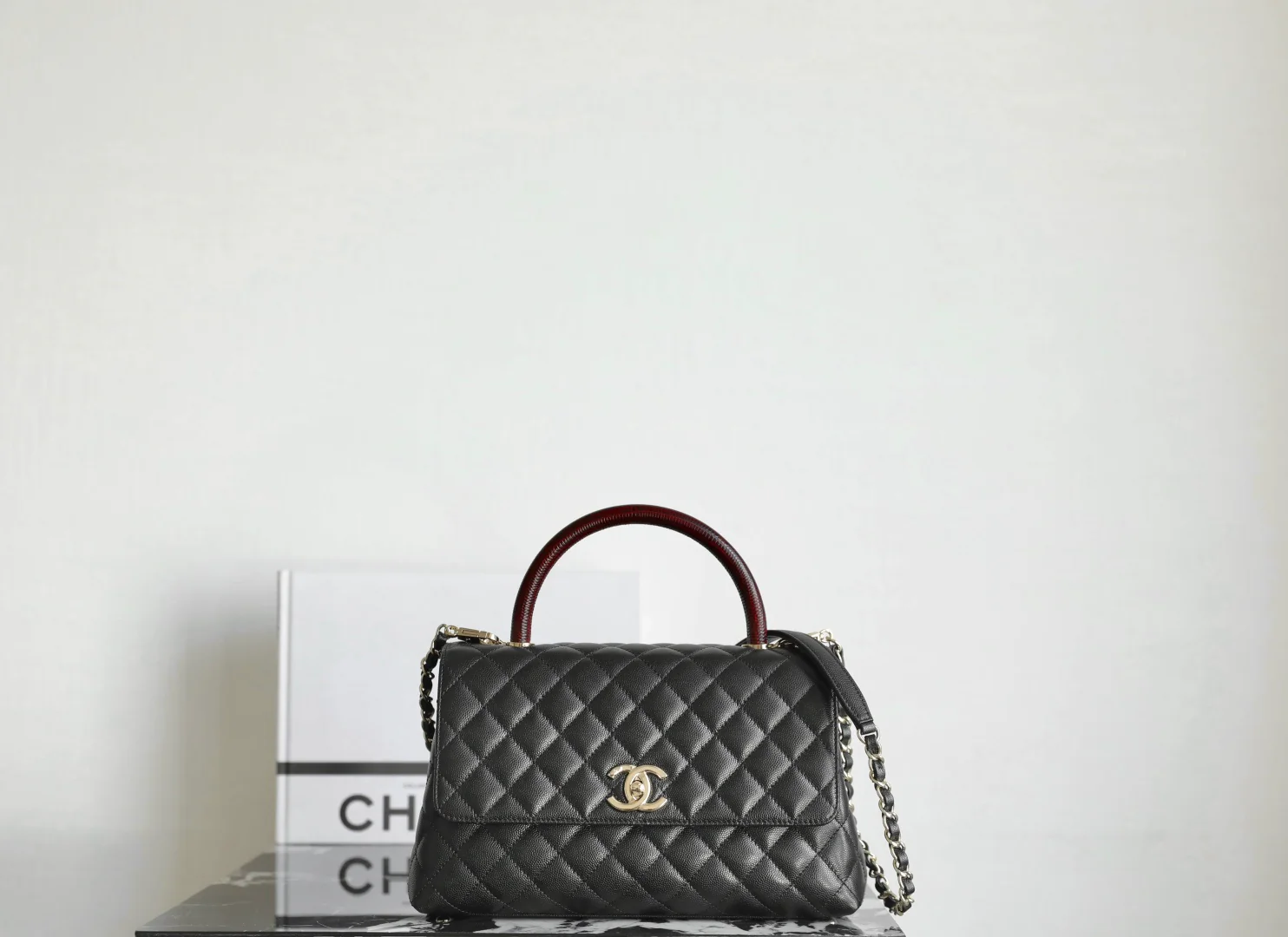 Chanel - Сумка с ручкой цвета ?кокосово-красная ящерица?, средний размер, черная с пряжкой светло-золотистого цвета.