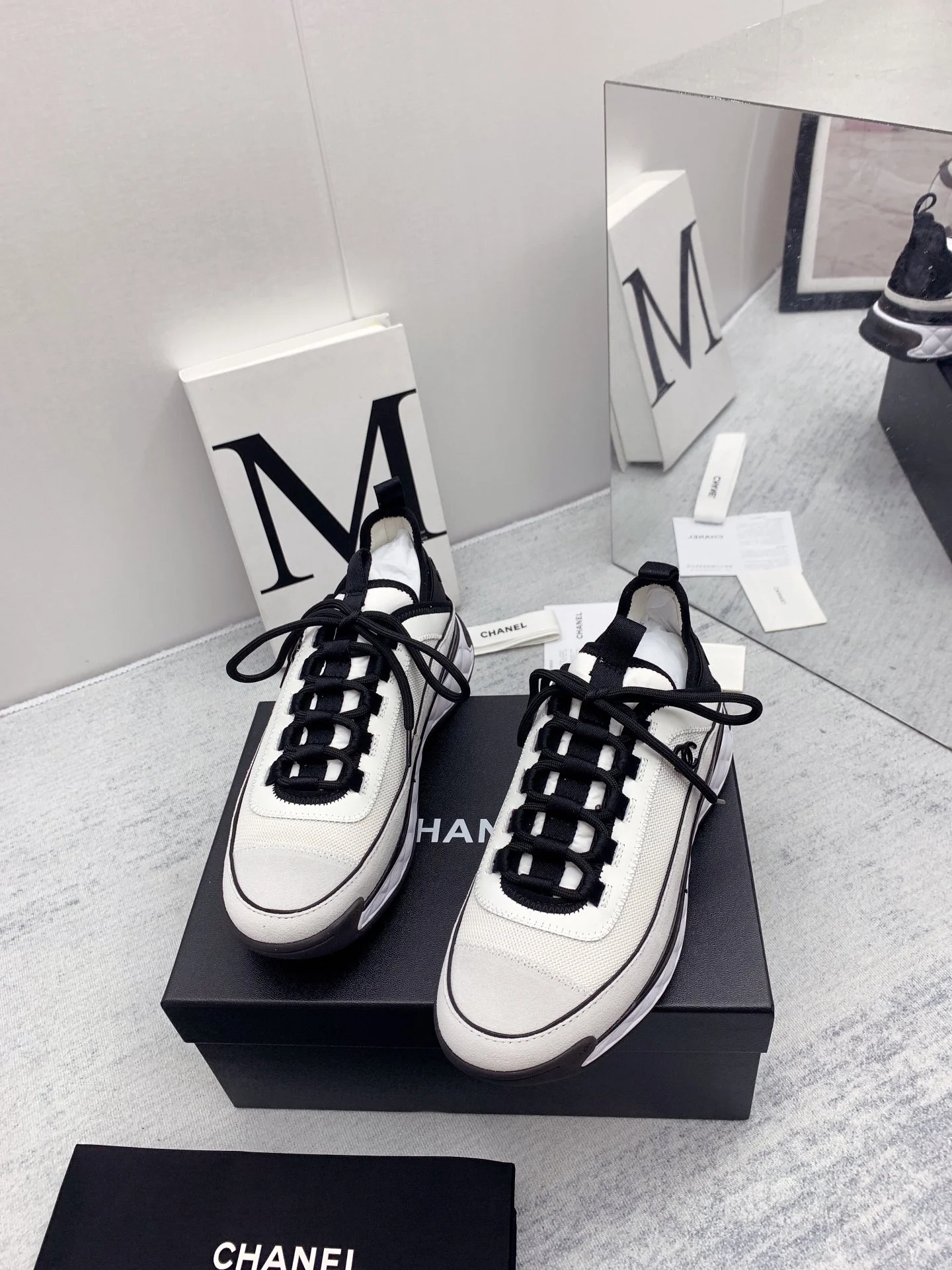 Новинка сезона осень/зима 2021 от Chanel - кроссовки с ромбовидным узором - белые и черные.