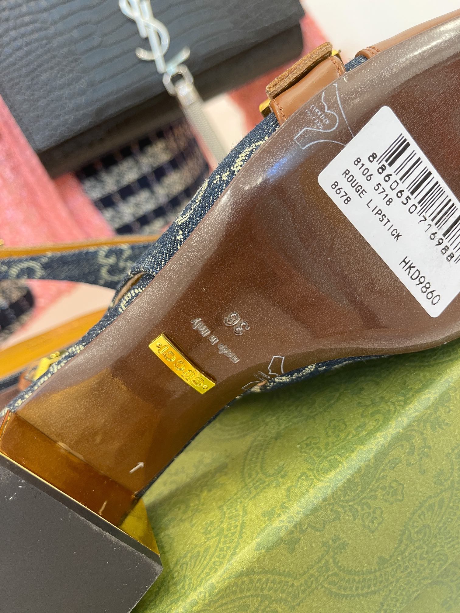 Новинка начала осени 2022 года от Gucci — сандалии на массивном каблуке.