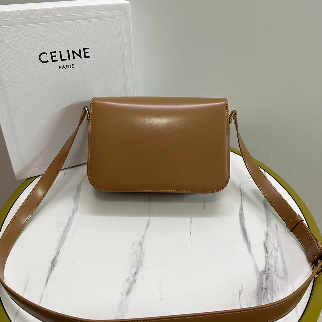 Сумка Celine Triomphe Classic из глянцевой телячьей кожи — коричневая.